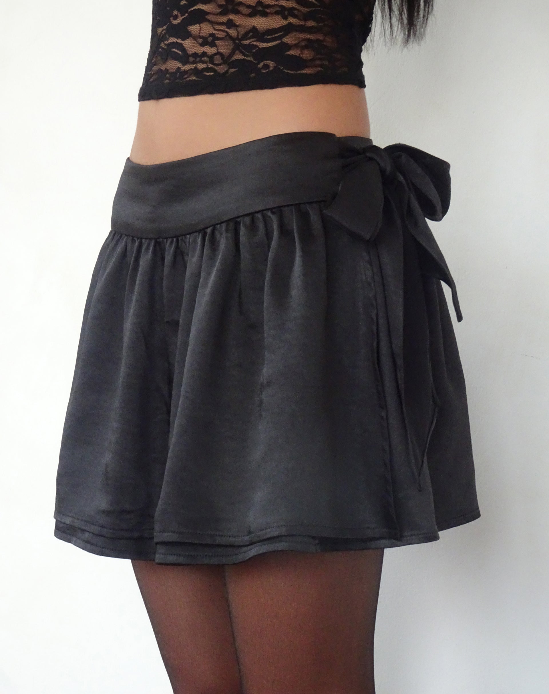 Immagine di Habema Wrap Mini Skirt in Satin Nero