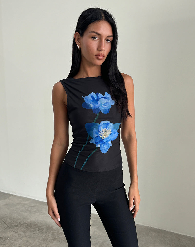 Top Hala in nero con fiore acquerellato blu