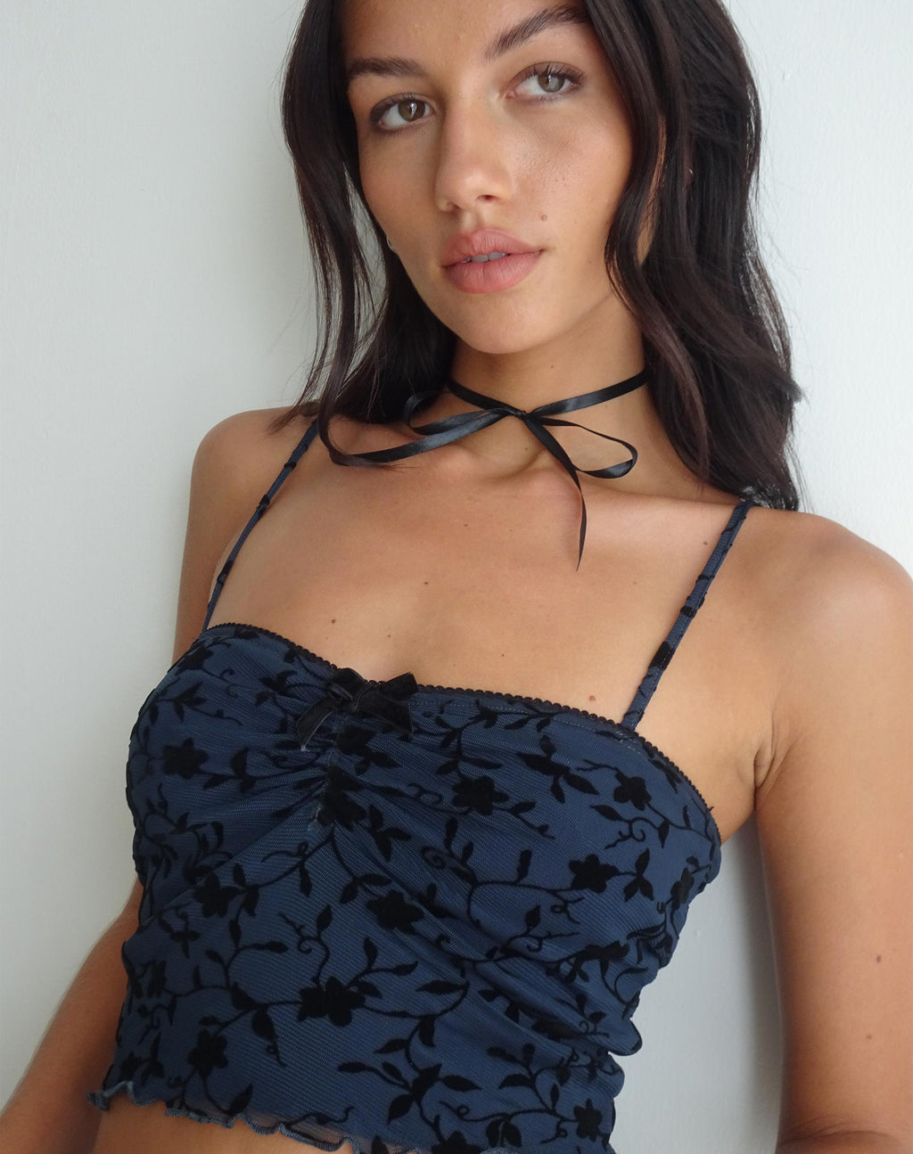 Crop Top Halusi in Pretty Petal Flock nero