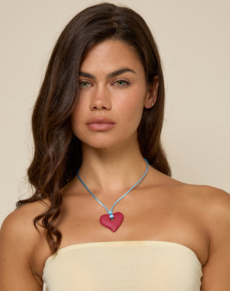 Immagine della collana di cuori in resina rossa