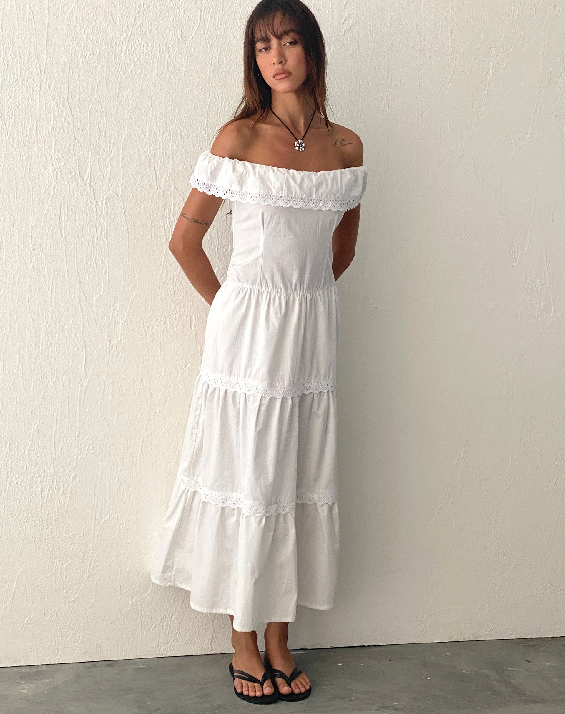 Immagine di Helpa Tiered Bardot Maxi Dress in Bianco