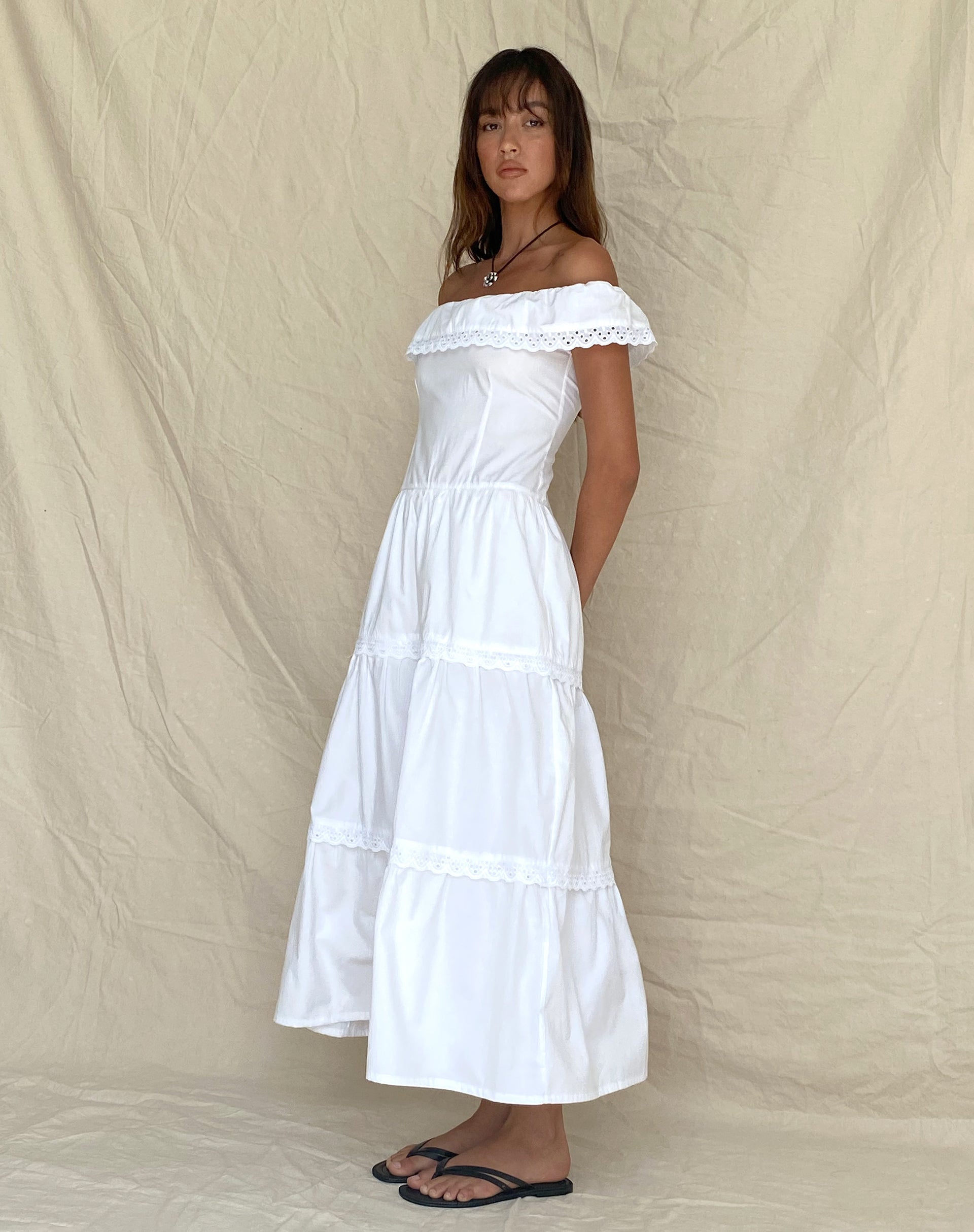 Immagine di Helpa Tiered Bardot Maxi Dress in Bianco