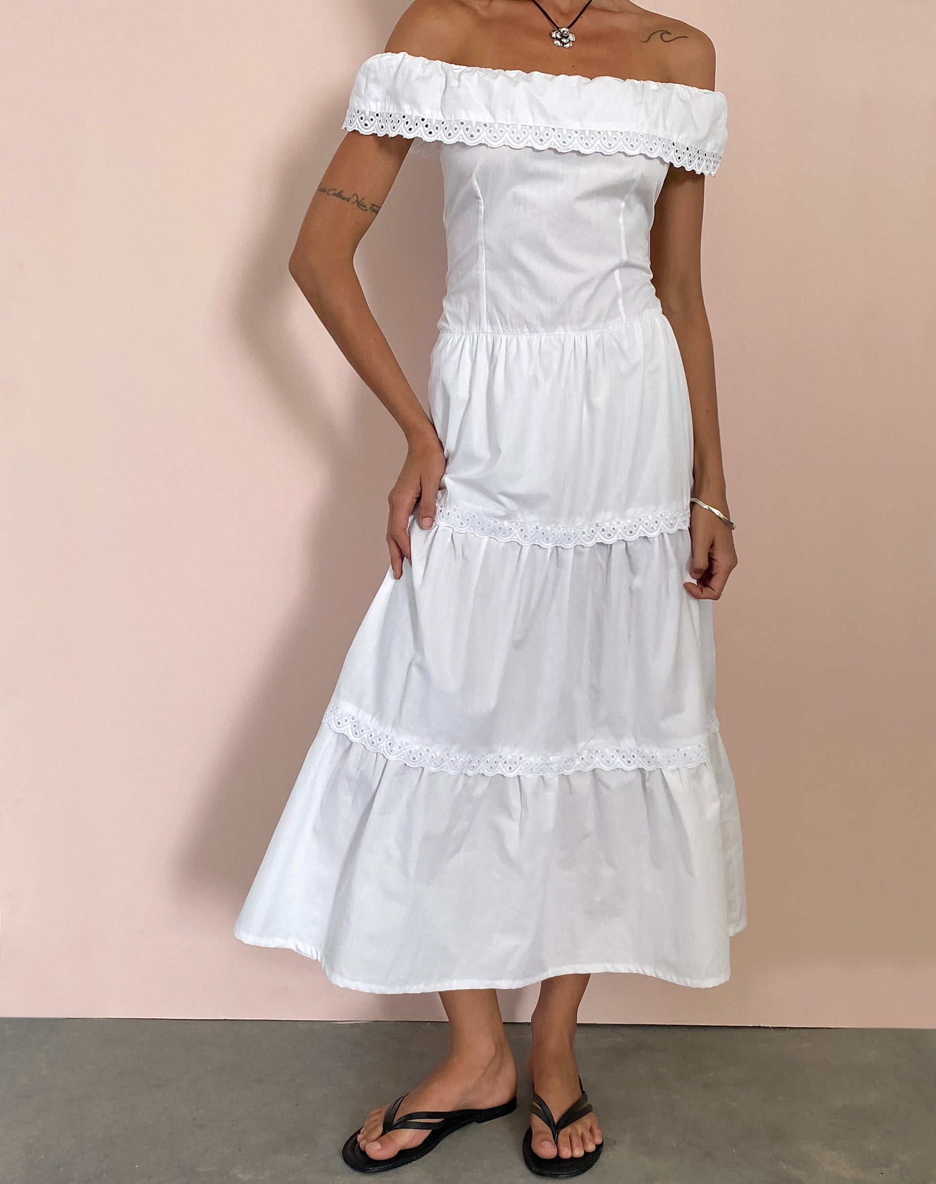 Immagine di Helpa Tiered Bardot Maxi Dress in Bianco