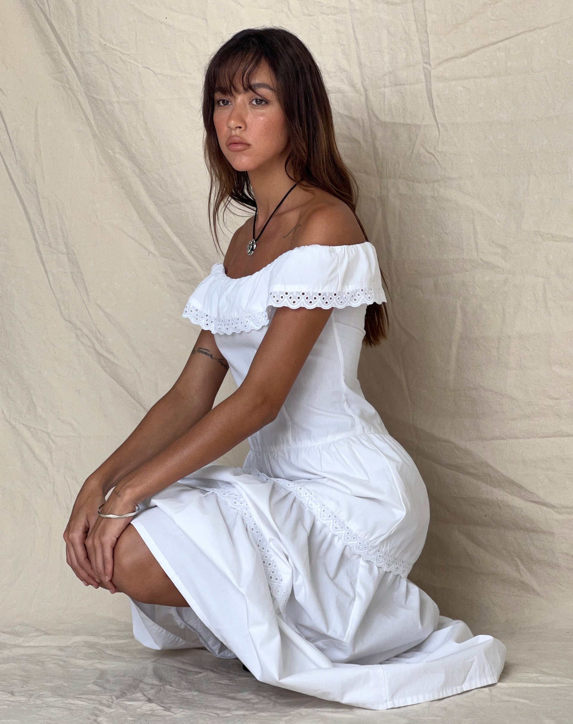 Immagine di Helpa Tiered Bardot Maxi Dress in Bianco