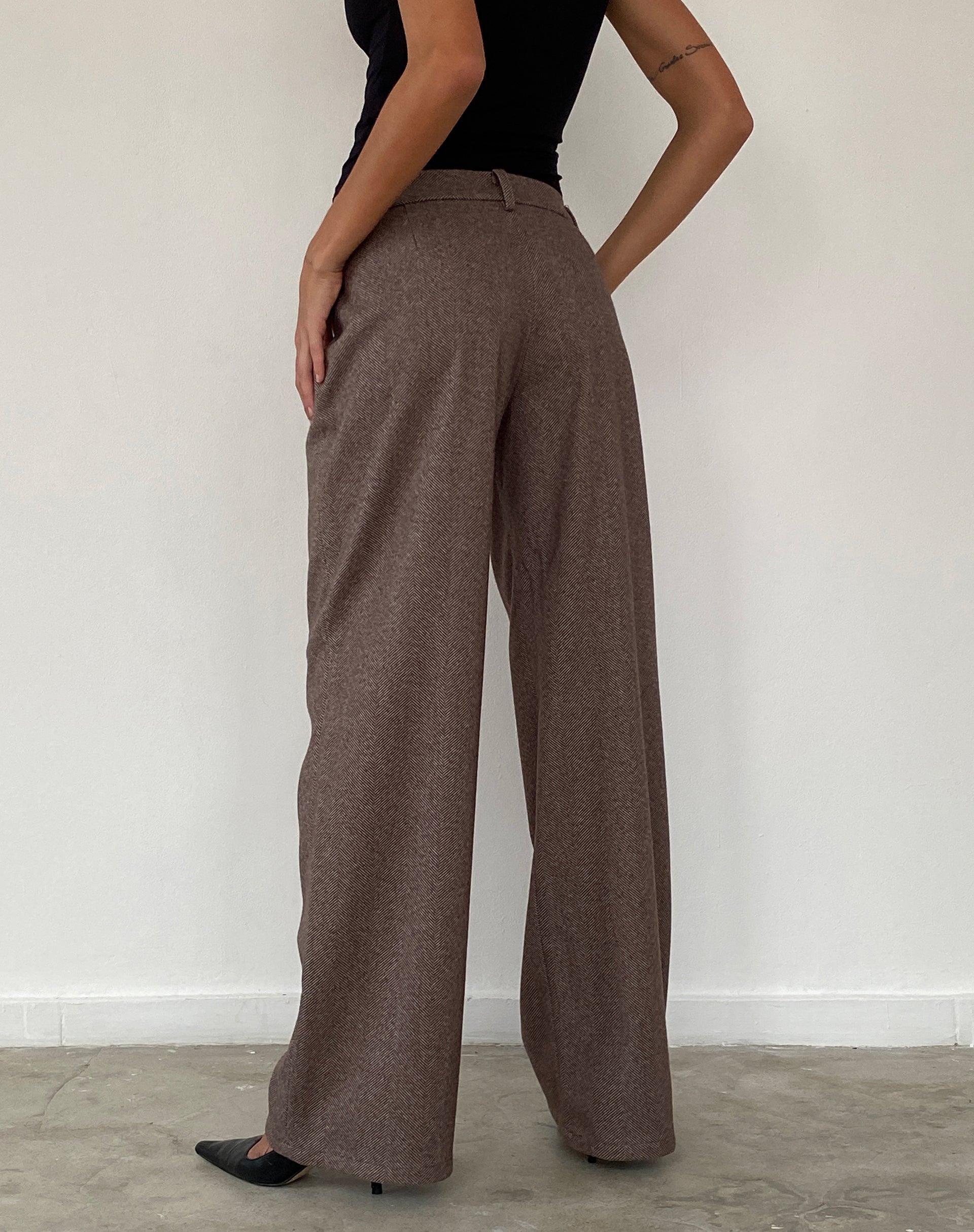 Immagine di Helsa, pantaloni a vita bassa in marrone scuro.