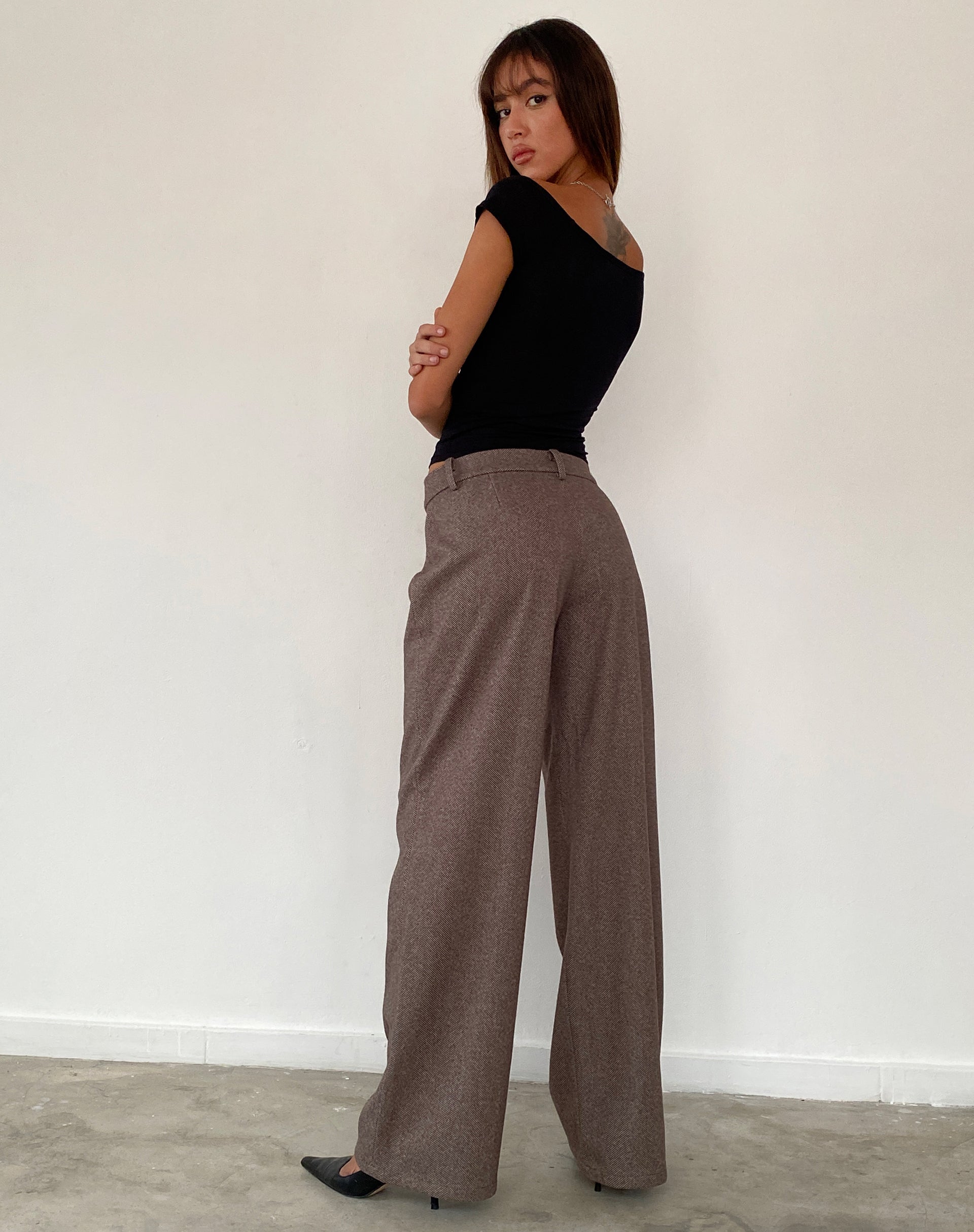 Immagine di Helsa, pantaloni a vita bassa in marrone scuro.