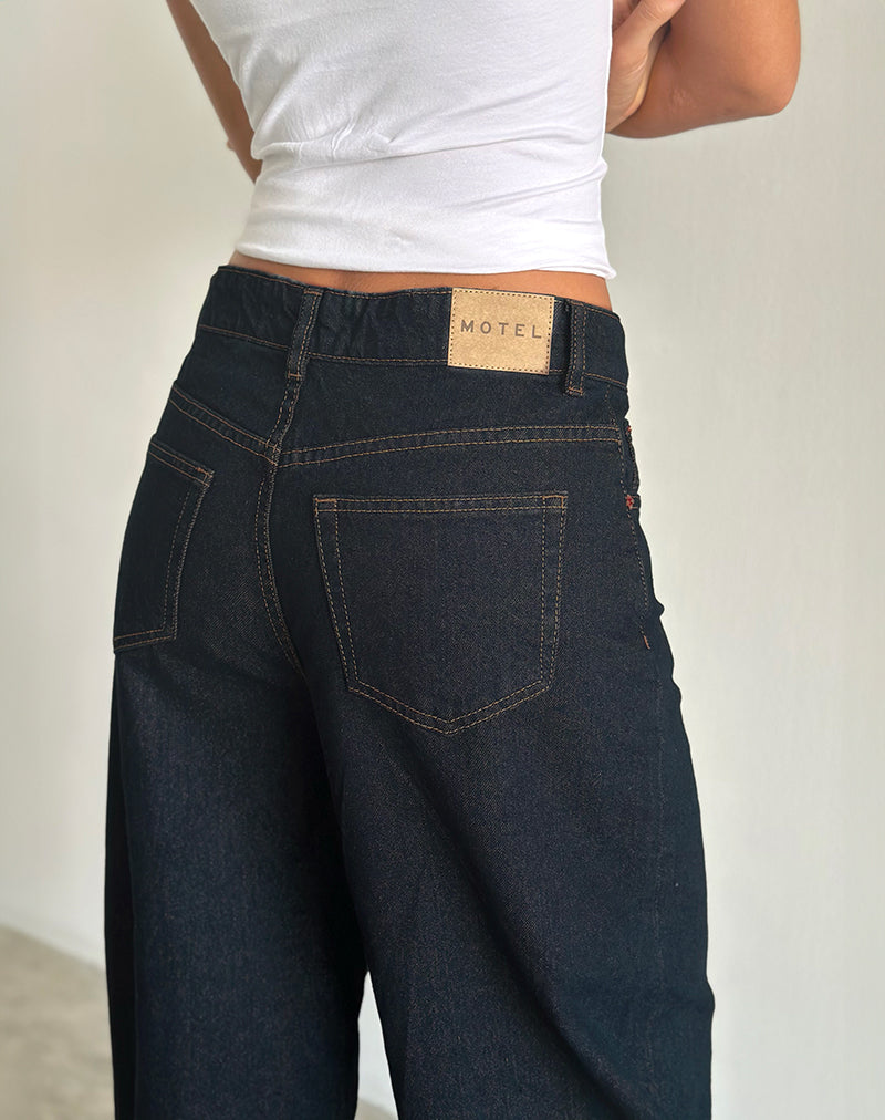 Immagine di High Rise Barrel Jean in Indaco
