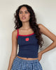 Immagine della canottiera Icah in blu navy con bordatura rossa e motivo a mela