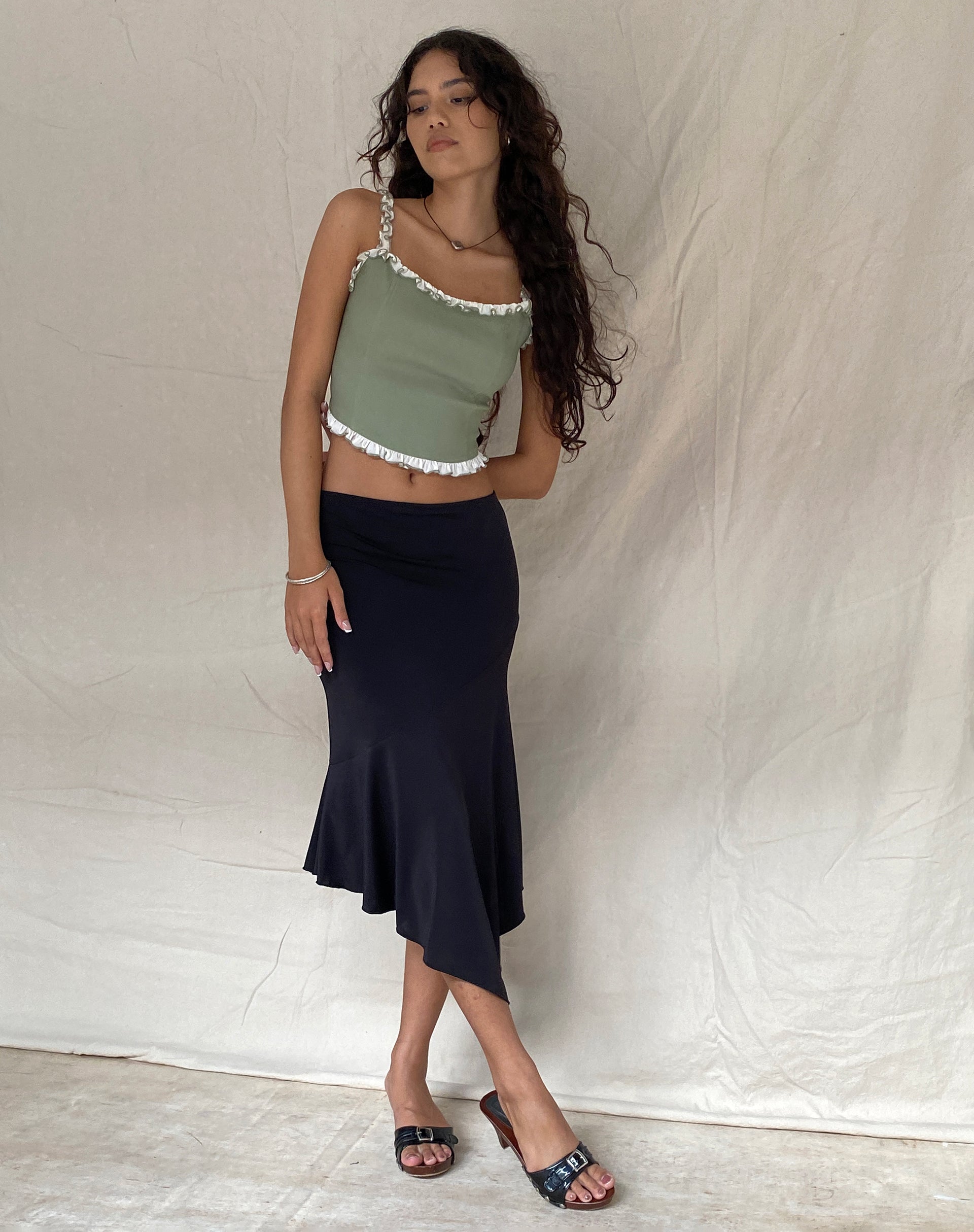 Immagine di Idalia Top corsetto in salvia con volant crema