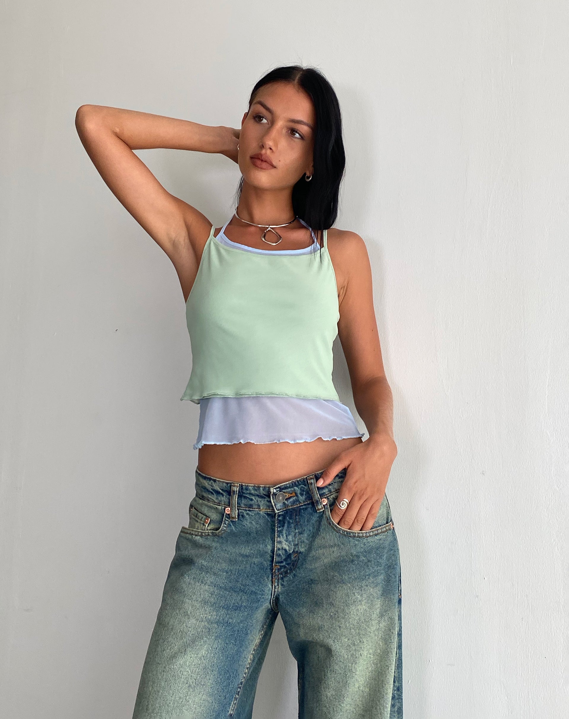 Immagine di Sapphi Top cami a doppio strato in blu ghiaccio e verde salvia