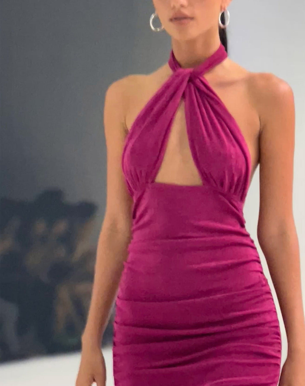 Mini abito Marbella con scollo a mezzaluna in viola magenta