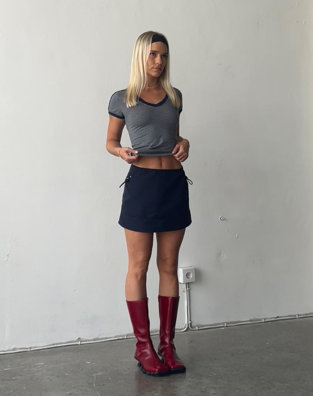 Evy Cargo Mini Skirt in blu scuro con profili neri