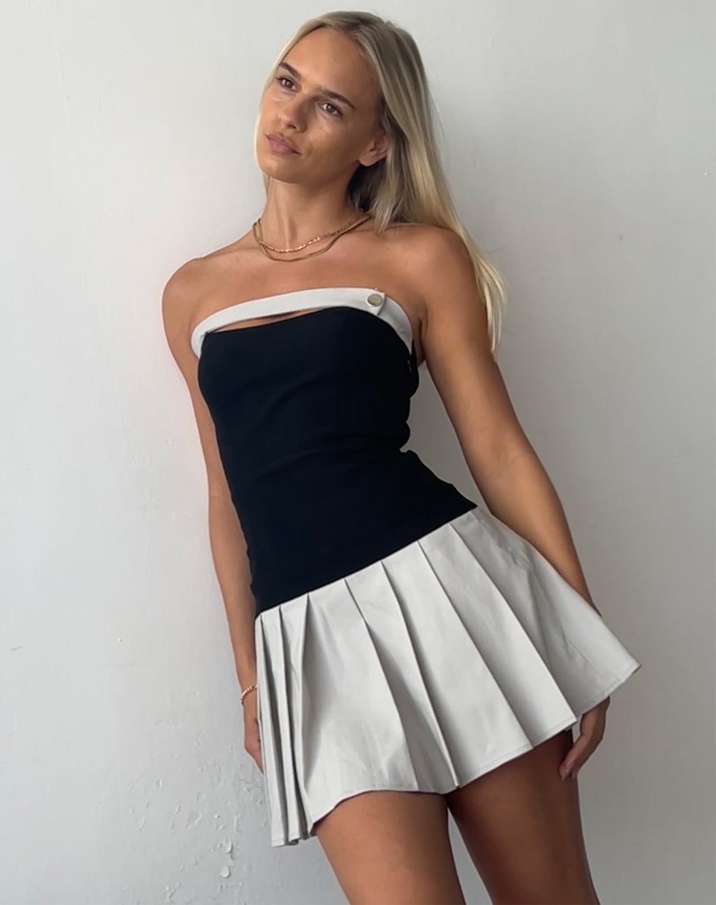 Mini abito Lisma con taglio a fascia in grigio sartoriale e nero