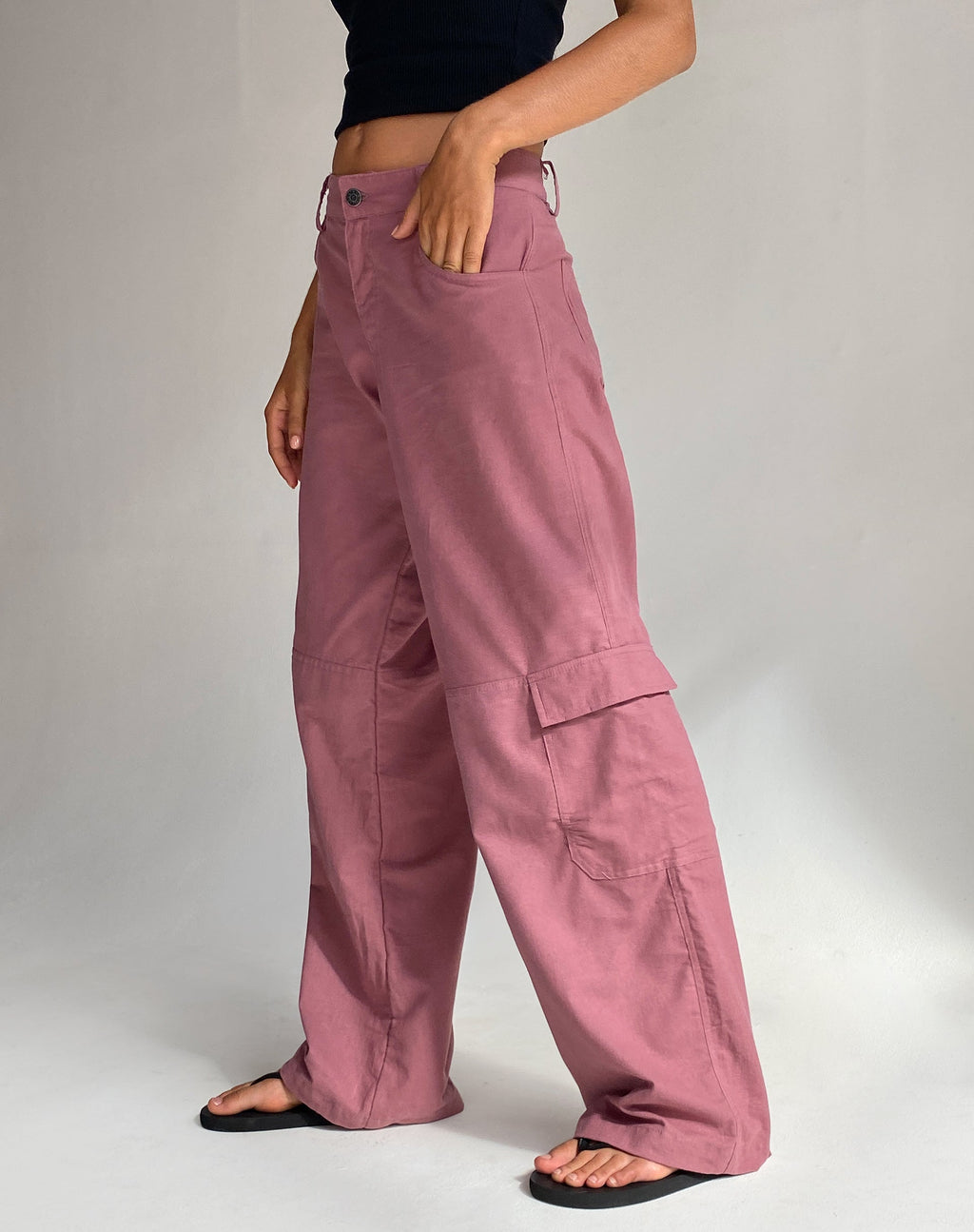 Pantaloni cargo a vita bassa Gemma in lino color malva