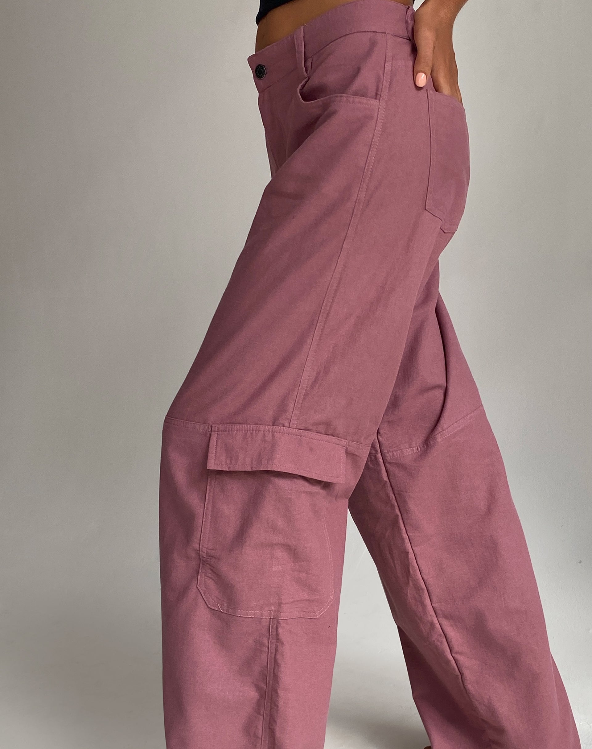 Immagine di Gemma Pantaloni cargo a vita bassa in lino color malva