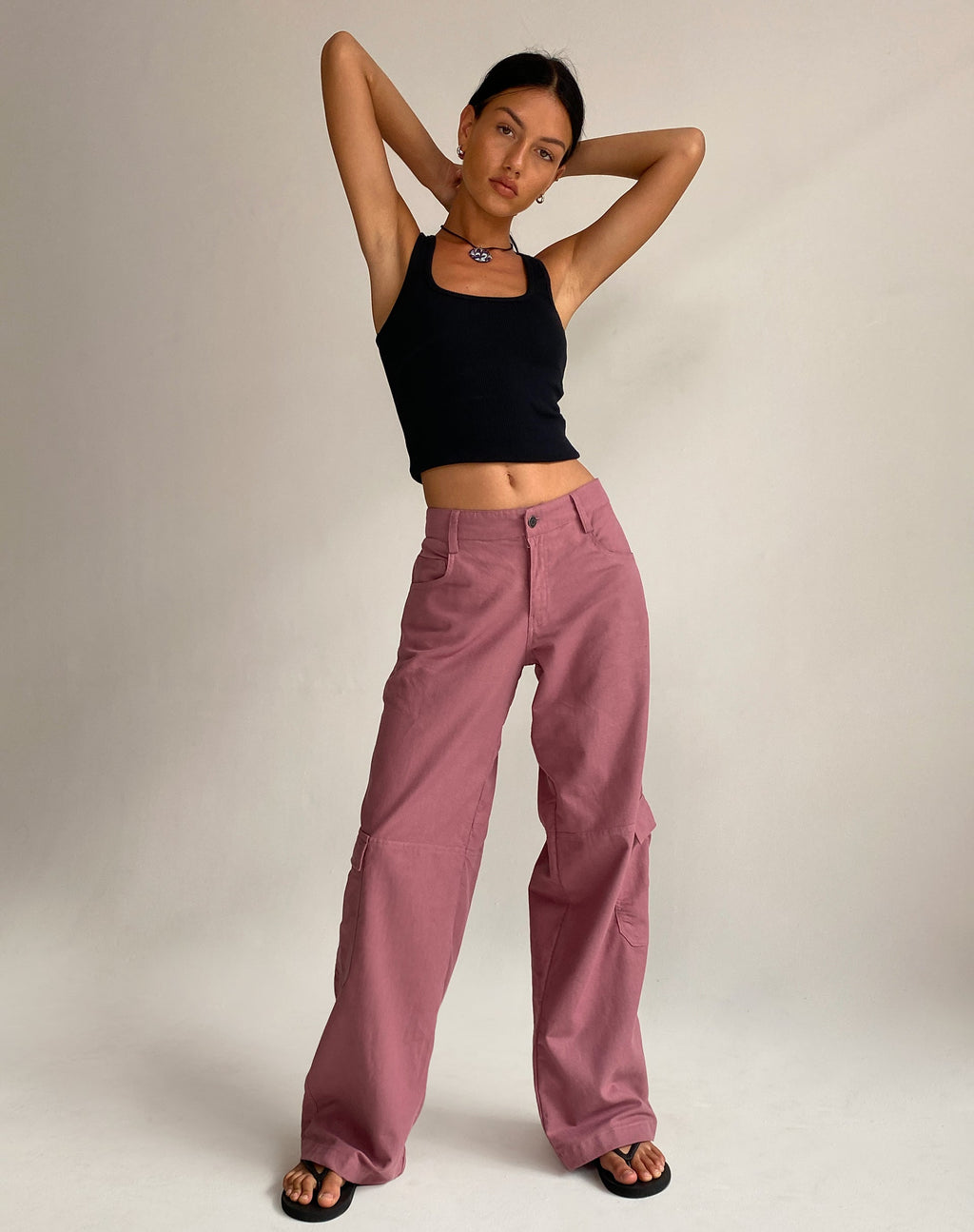 Pantaloni cargo a vita bassa Gemma in lino color malva