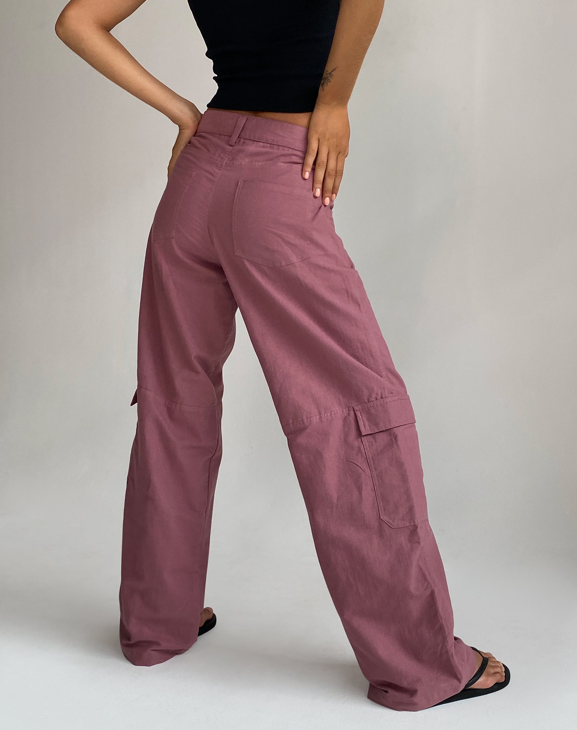 Immagine di Gemma Pantaloni cargo a vita bassa in lino color malva