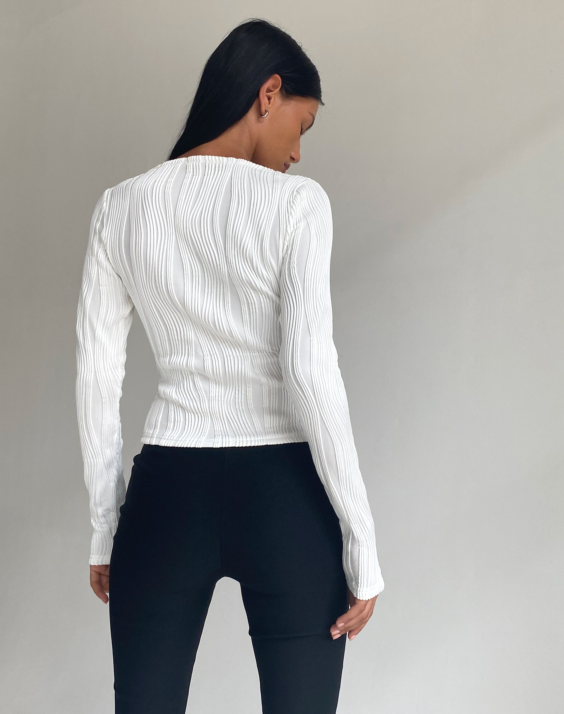 Immagine di Amabon Crop Top a manica lunga in bianco stropicciato