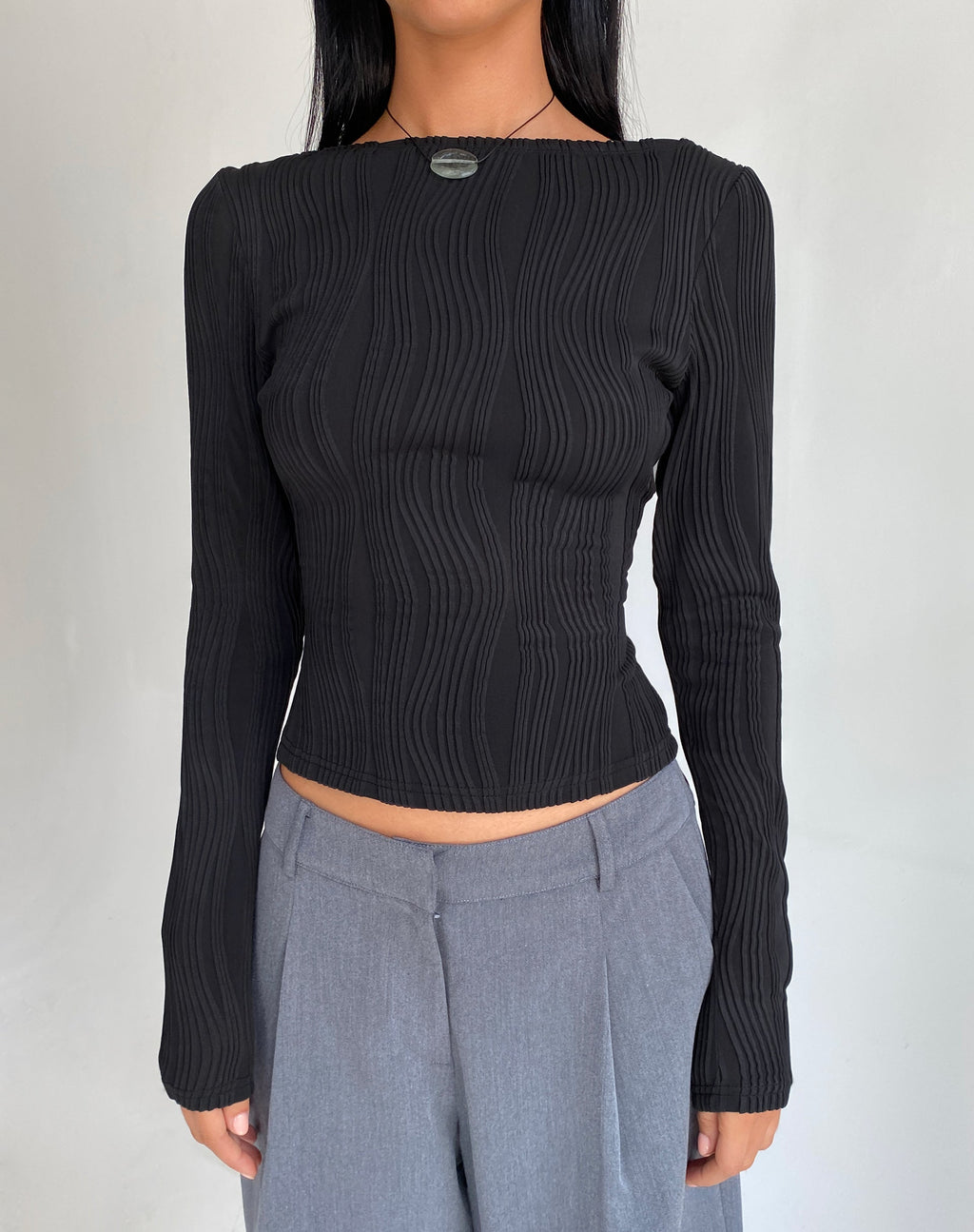 Amabon Crop Top a maniche lunghe in nero stropicciato