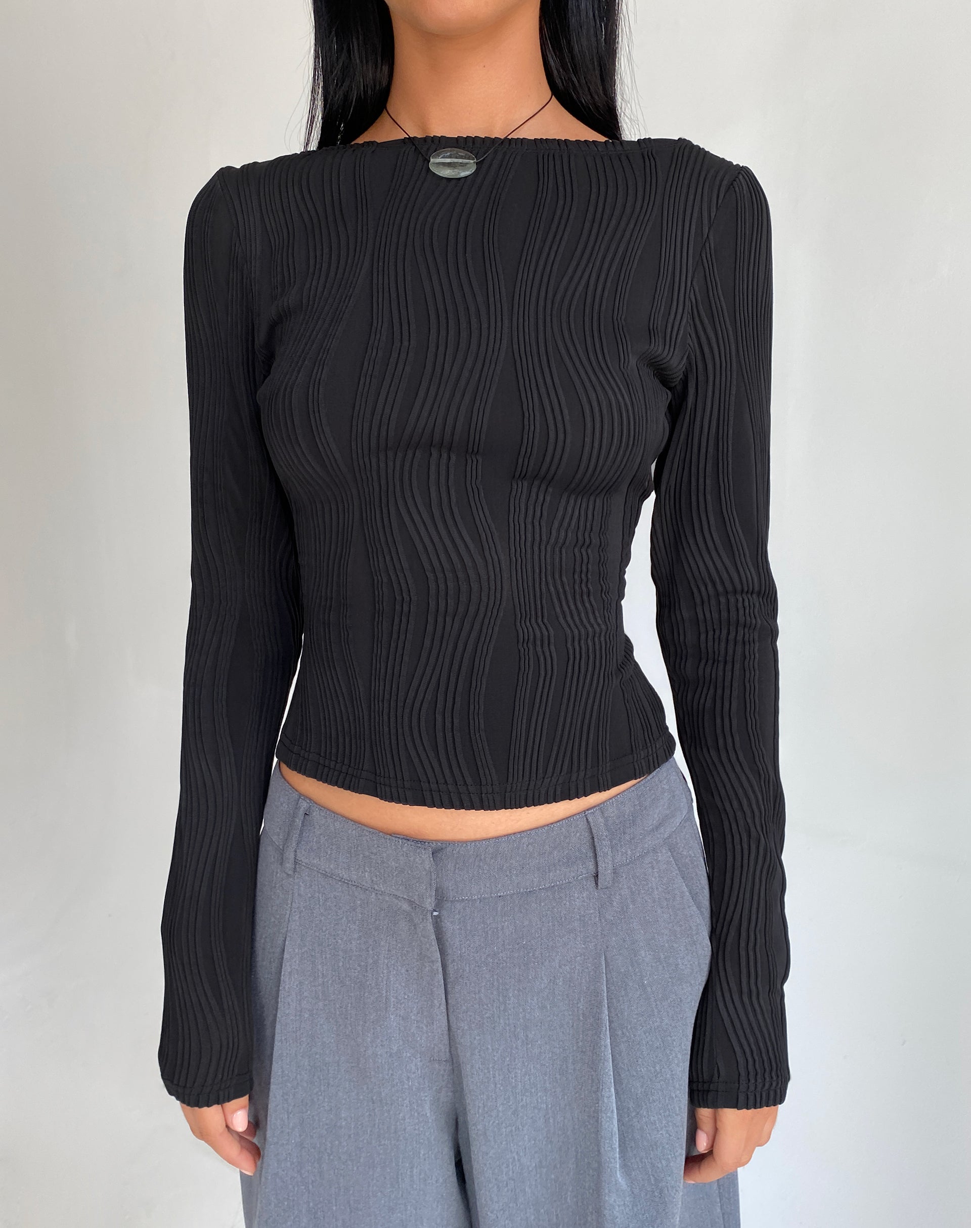 Immagine di Amabon Crop Top a manica lunga in nero stropicciato