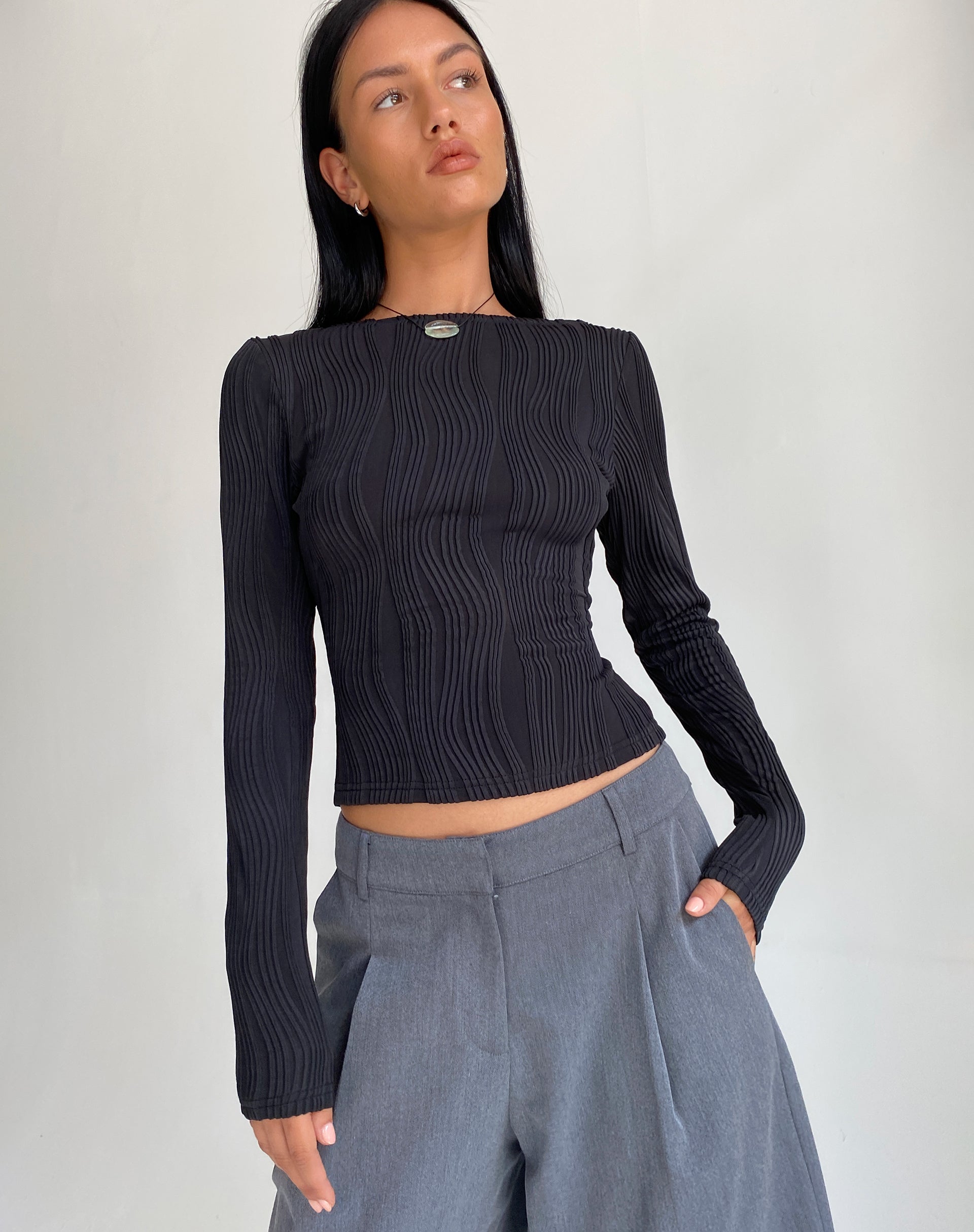 Immagine di Amabon Crop Top a manica lunga in nero stropicciato