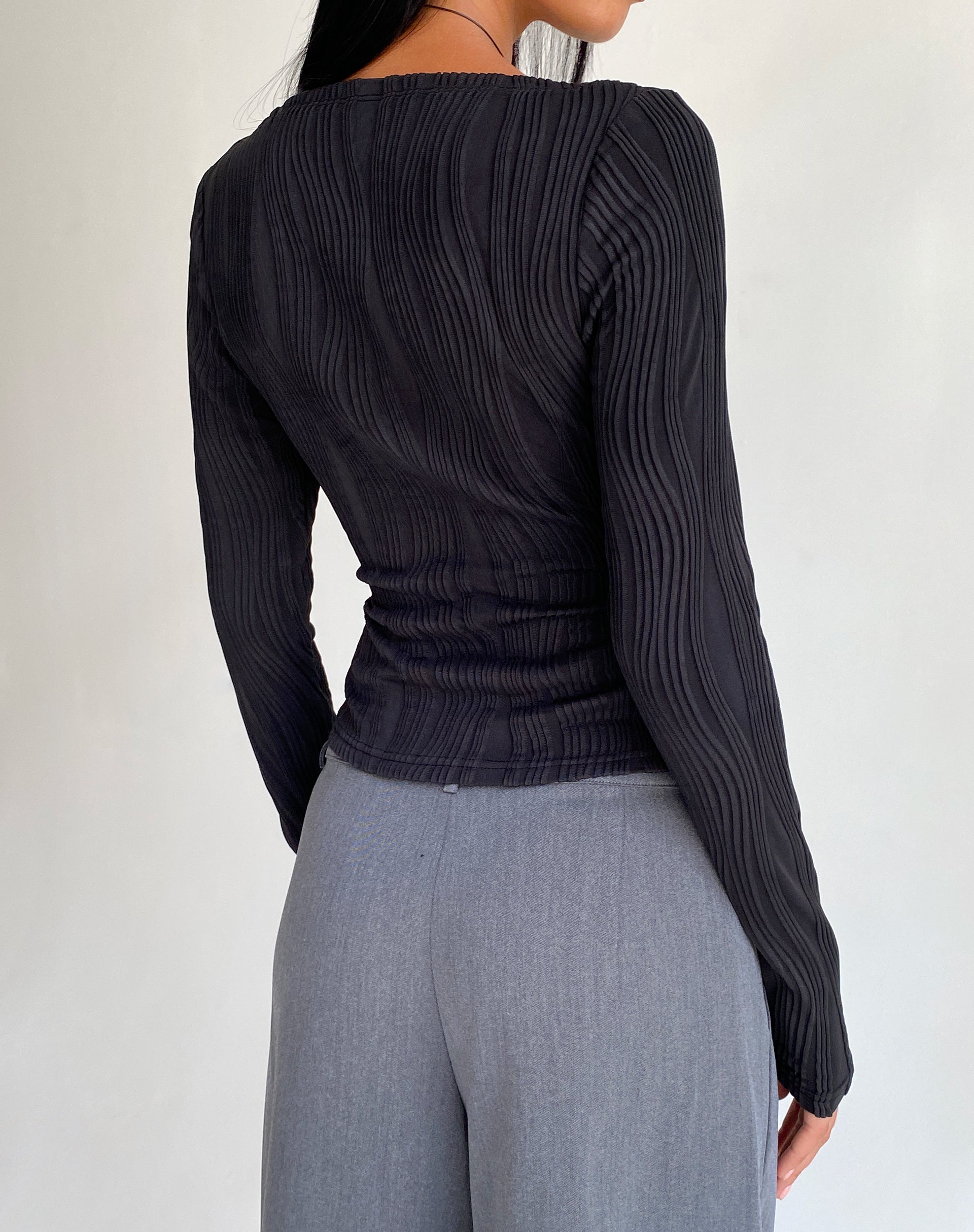 Immagine di Amabon Crop Top a manica lunga in nero stropicciato