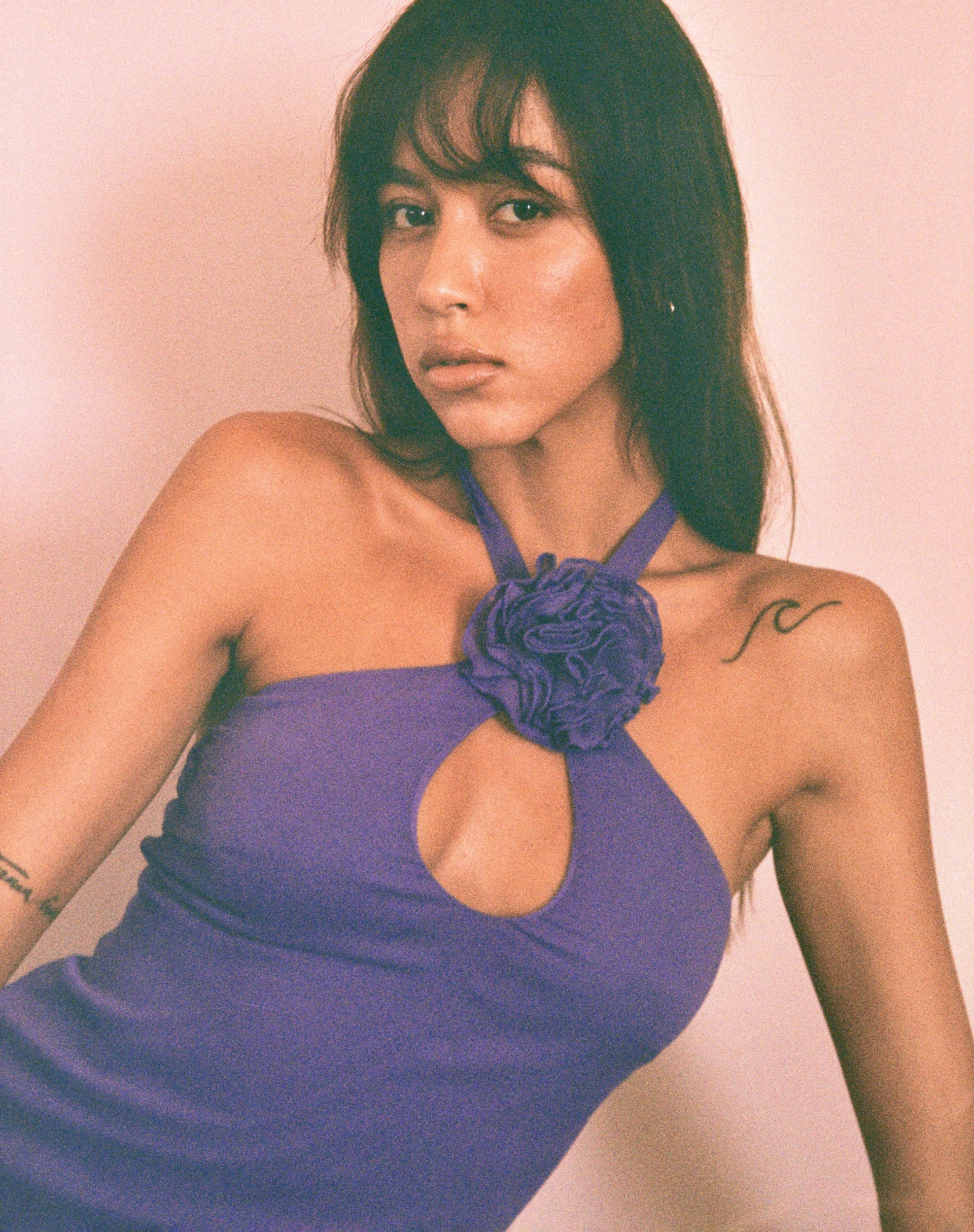 Immagine di Isobel Rosette Ruffle Mini Dress in chiffon viola
