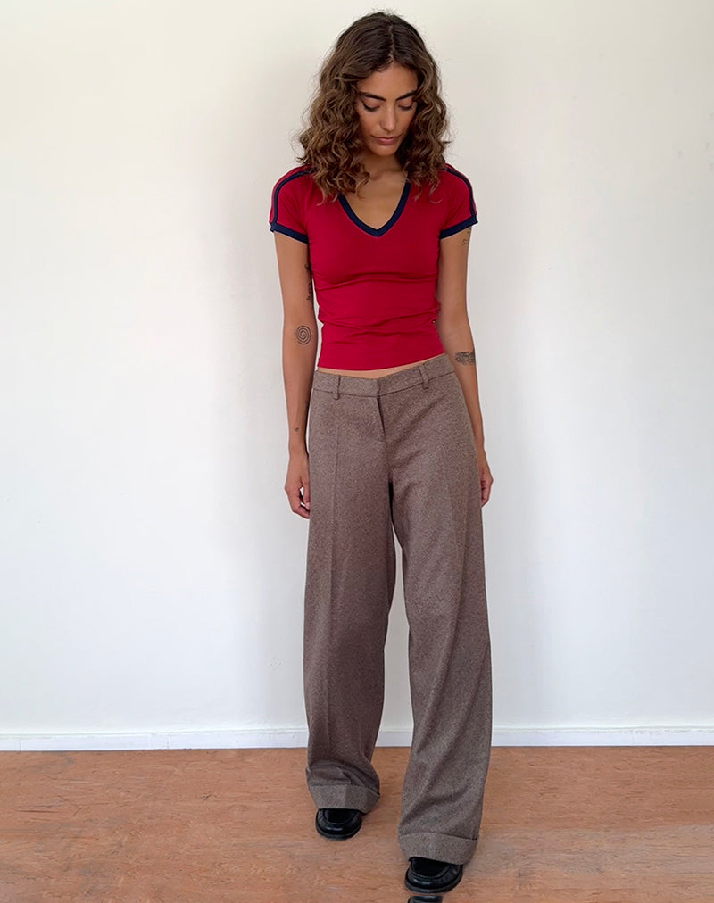 Immagine di Izolde Baby Tee in rosso adrenalinico con ricamo a M e bordo blu scuro