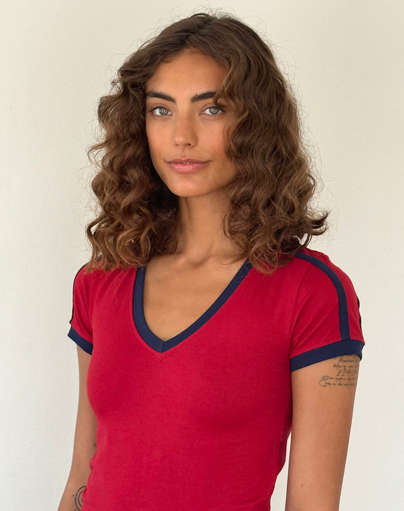 Immagine di Izolde Baby Tee in rosso adrenalinico con ricamo a M e bordo blu scuro
