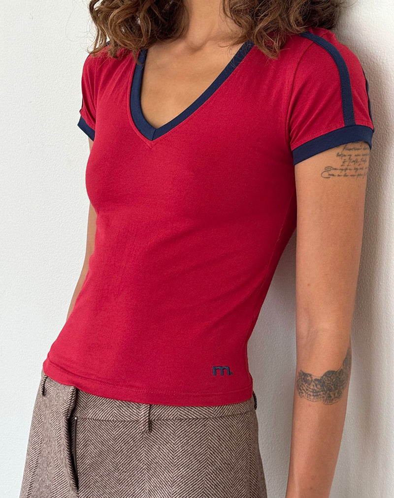 Izolde Baby Tee in rosso adrenalinico con ricamo M e bordo blu navy