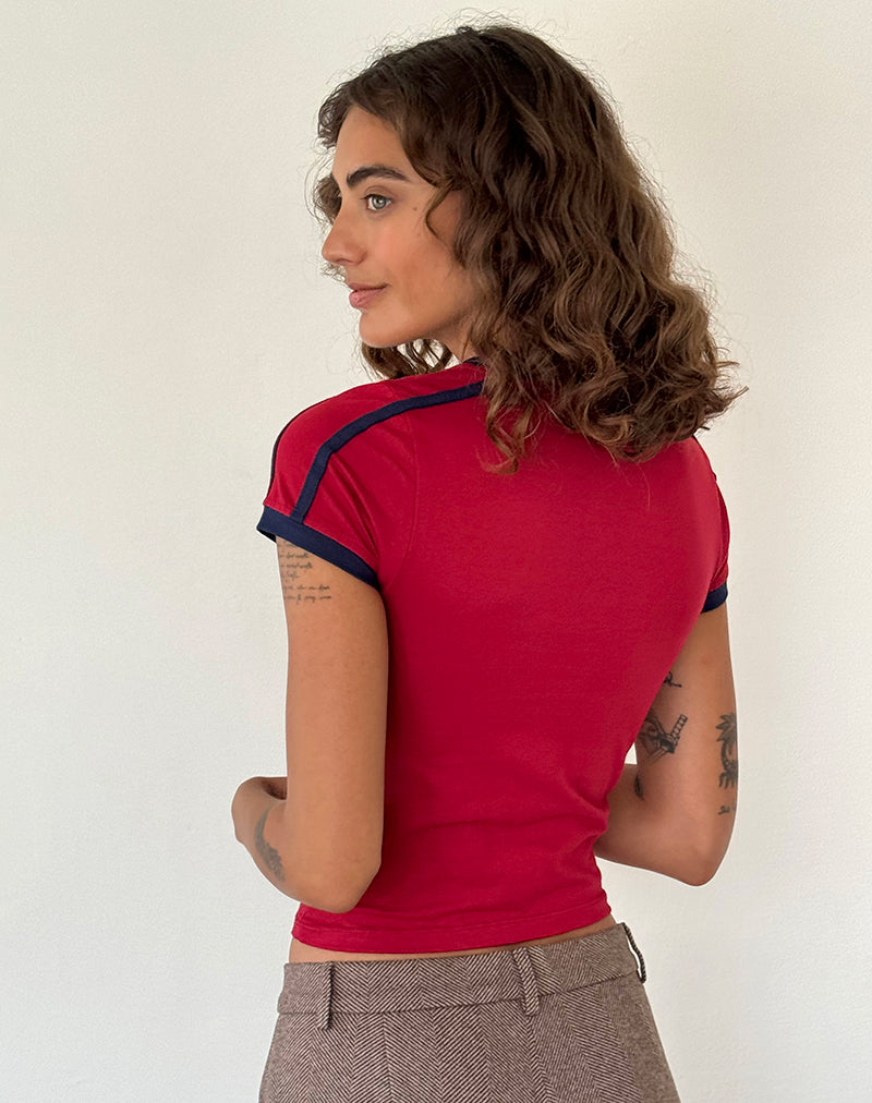Immagine di Izolde Baby Tee in rosso adrenalinico con ricamo a M e bordo blu scuro