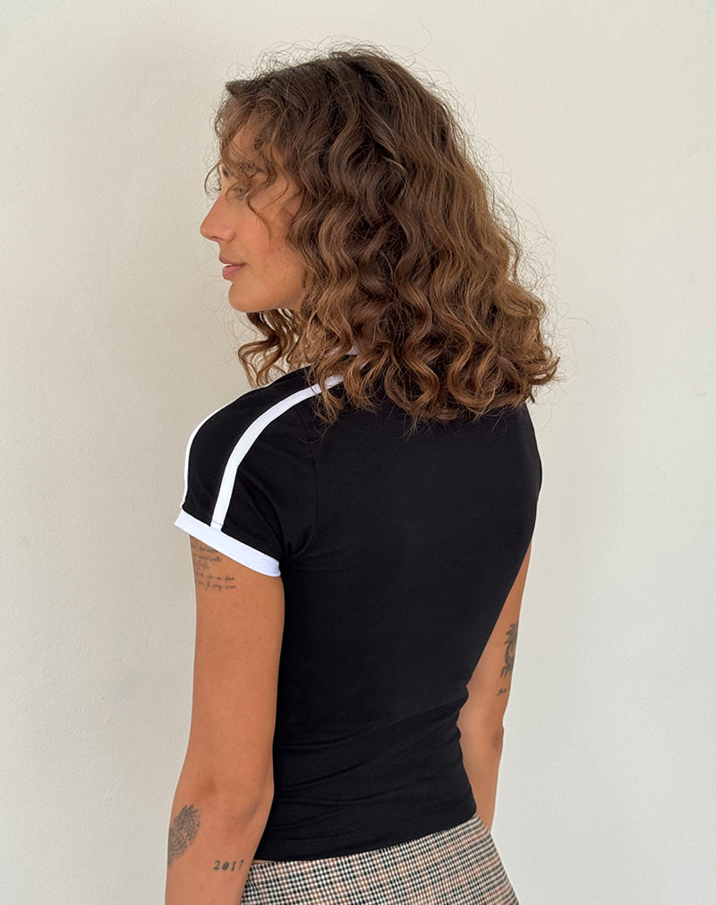 Immagine di Izolde Baby Tee in nero con bordatura bianca e ricamo M