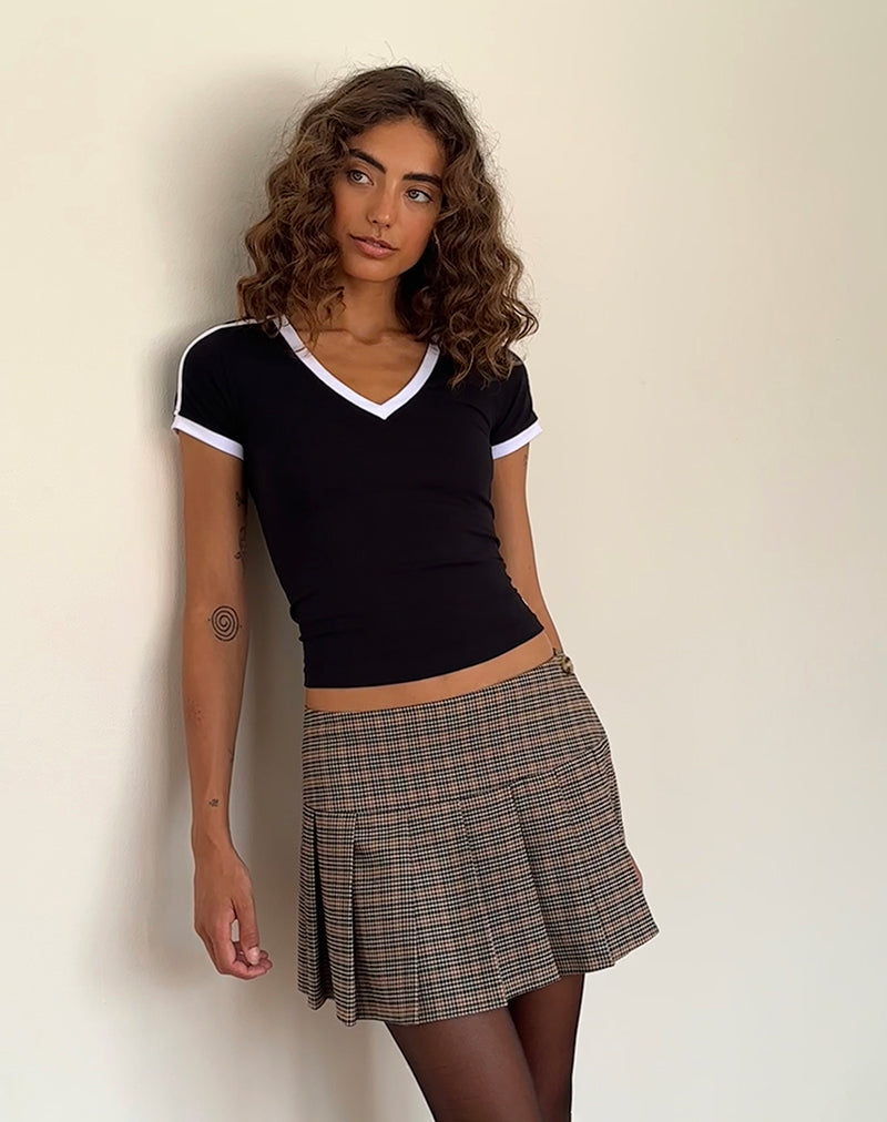 Immagine di Izolde Baby Tee in nero con bordatura bianca e ricamo M