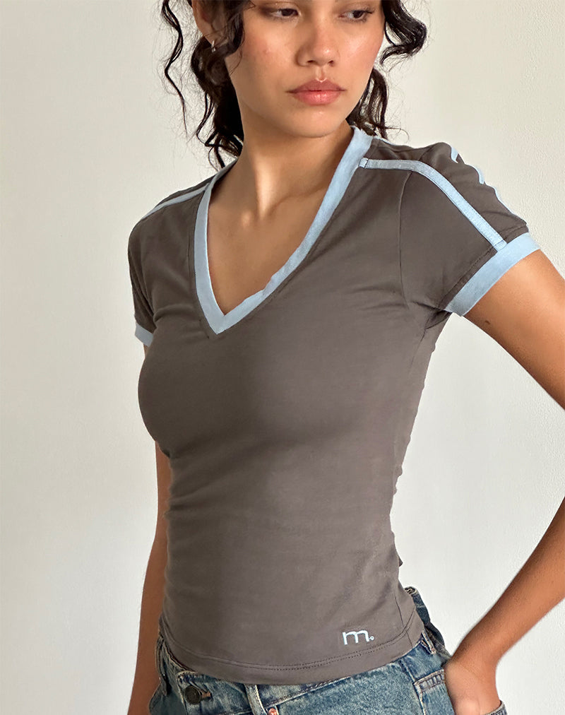 Izolde Baby Tee in Cloudburst con bordatura blu Nantucket e ricamo a M