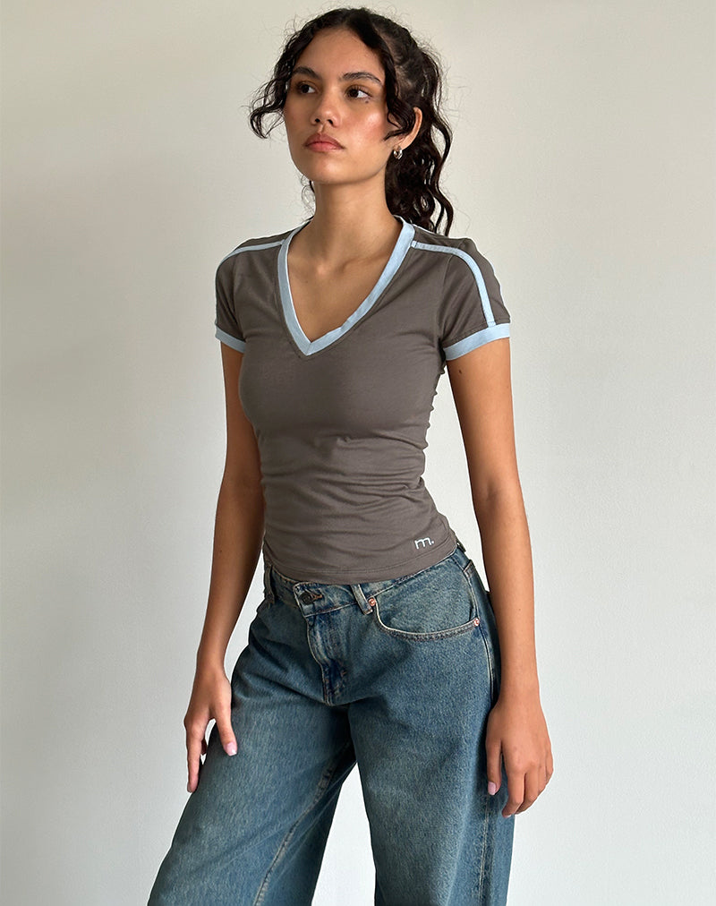 Izolde Baby Tee in Cloudburst con bordatura blu Nantucket e ricamo a M