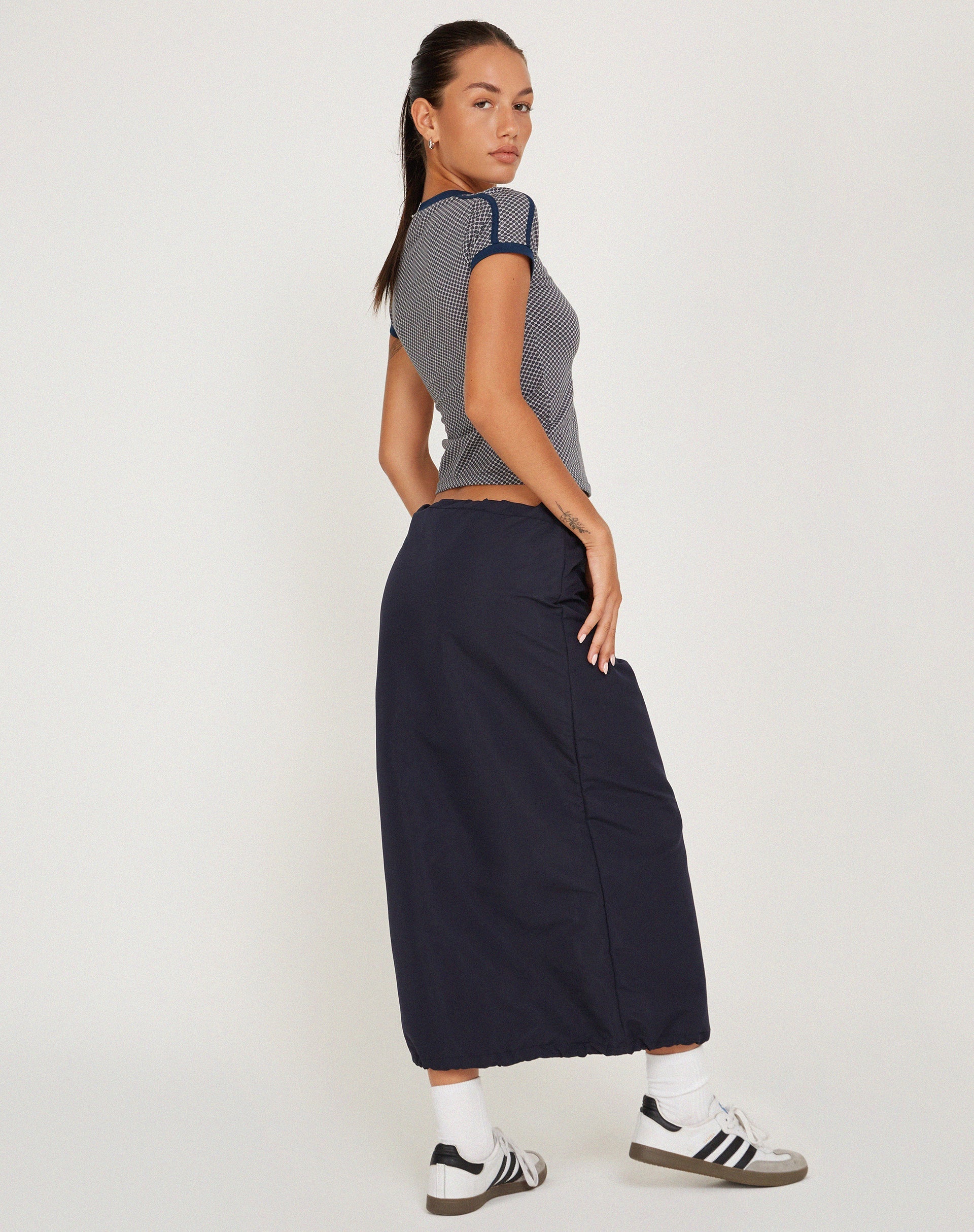Immagine di Izolde Tee in Grigio Navy Sporty Micro Spot