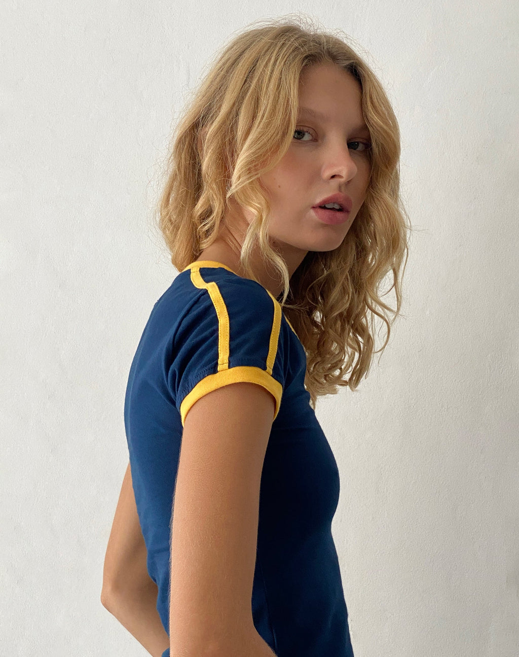 Izolde Baby Tee in blu navy con bordatura senape e ricamo M