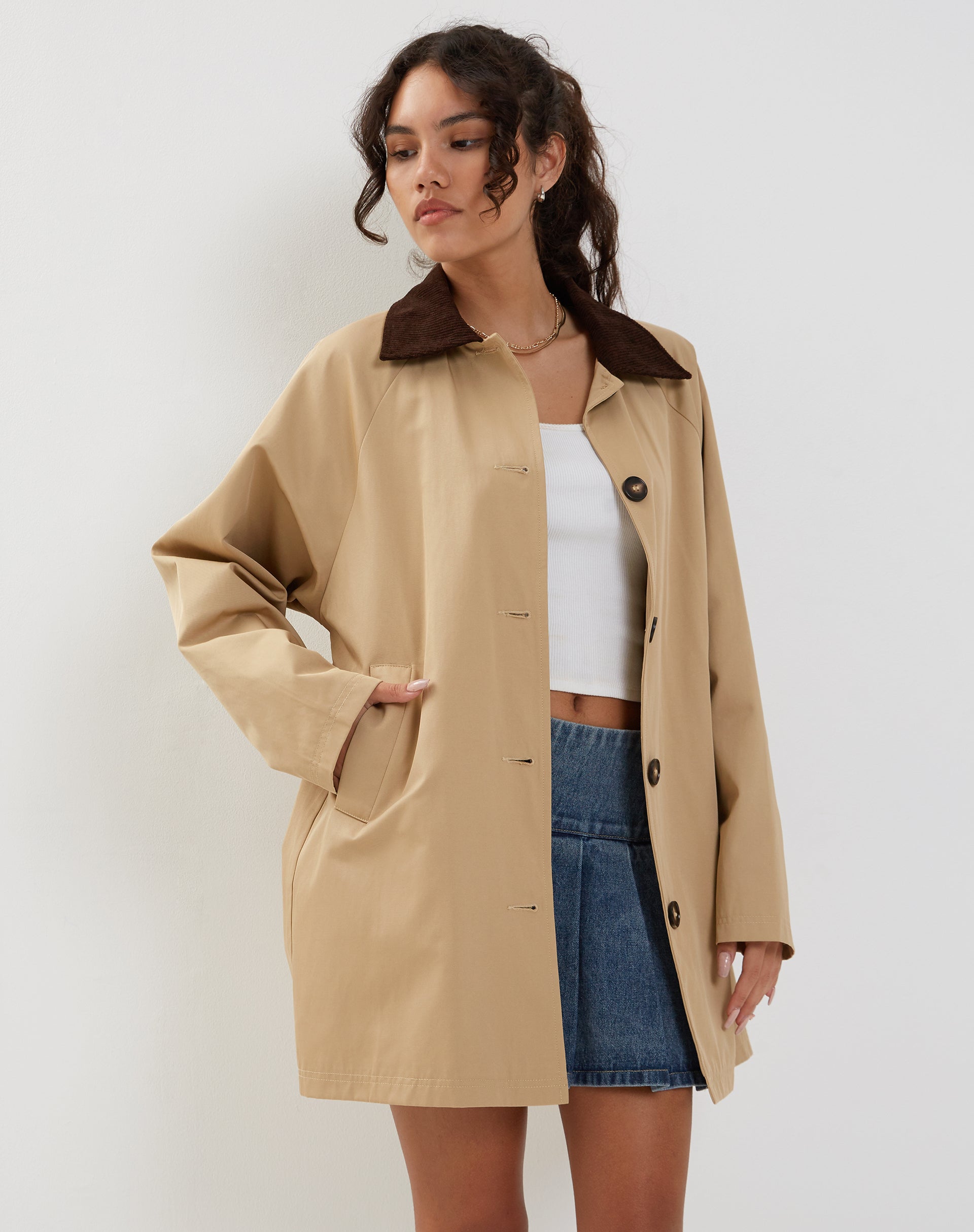 Immagine di Izora Short Trench Coat in Tan