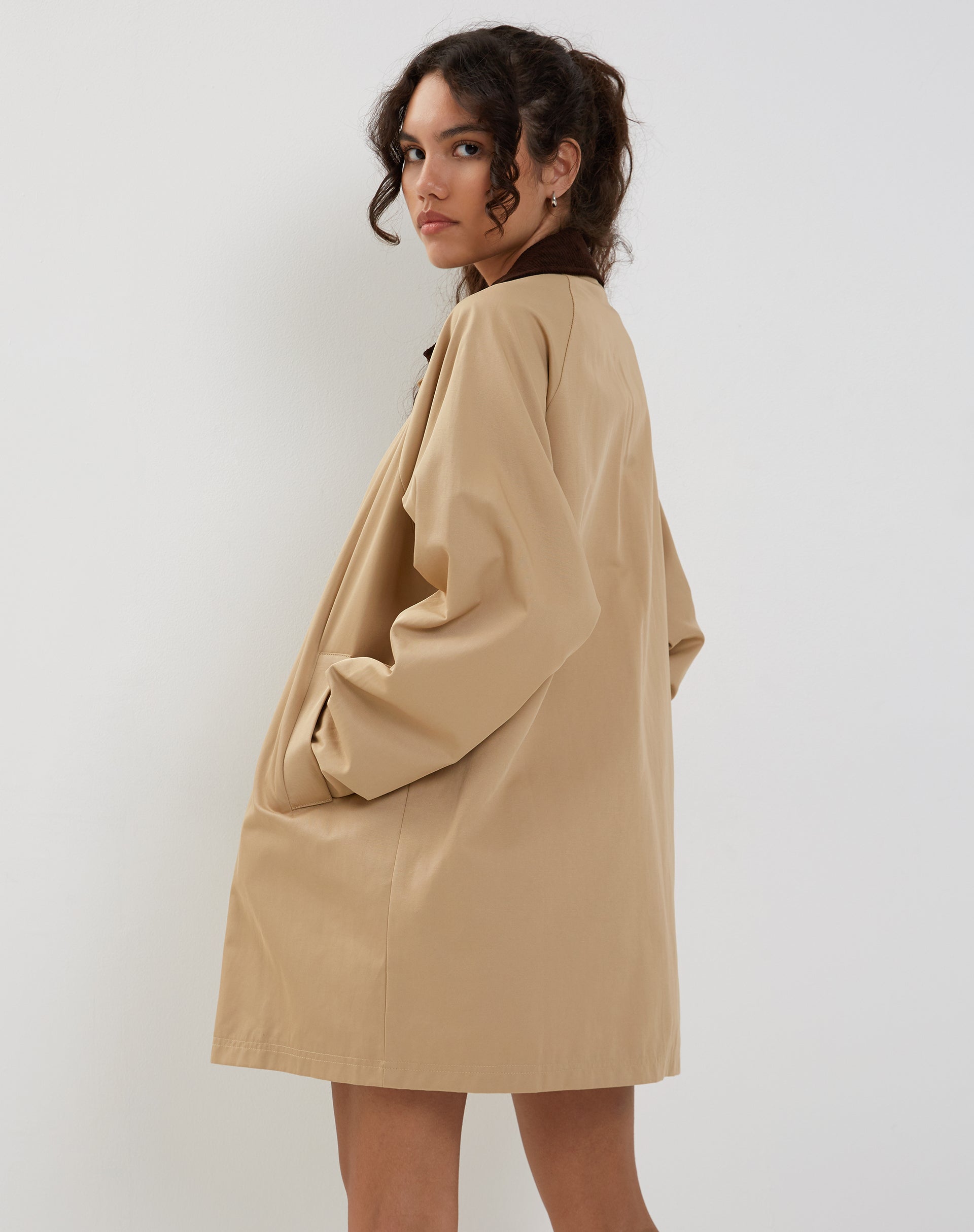 Immagine di Izora Short Trench Coat in Tan