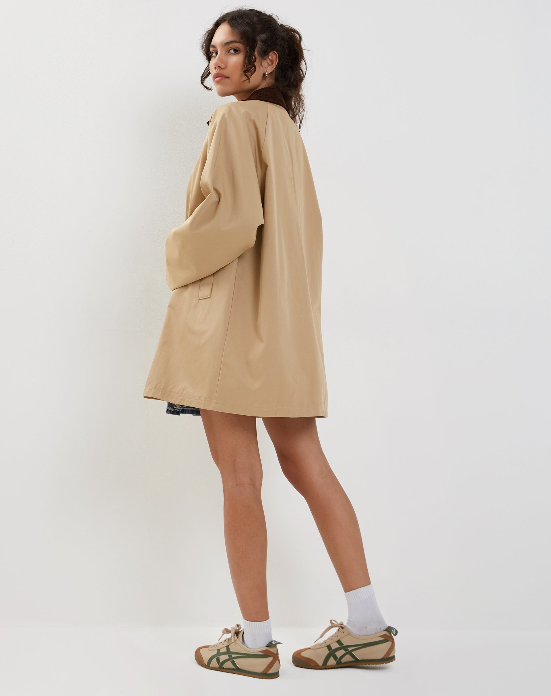 Immagine di Izora Short Trench Coat in Tan