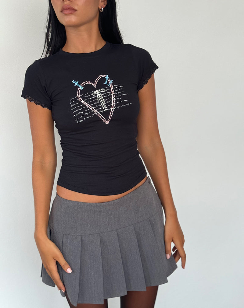 Immagine di Izzy Lace Trim Tee in nero con motivo a cuore in pizzo