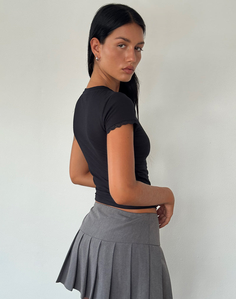 Immagine di Izzy Lace Trim Tee in nero con motivo a cuore in pizzo