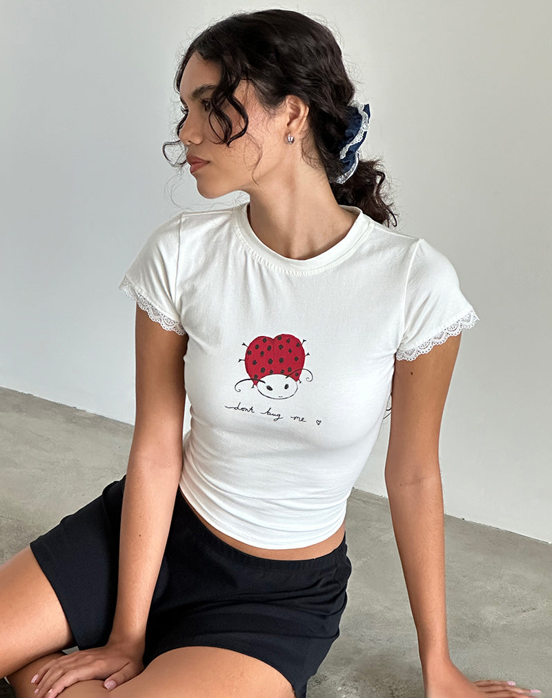 Immagine di Izzy Top in bianco sporco "Dont Bug Me".