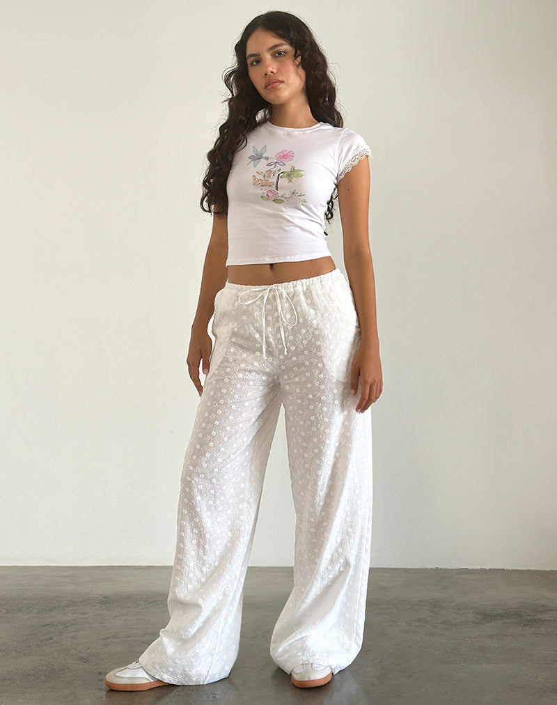 Immagine di Izzy Top in bianco con mazzo di fiori