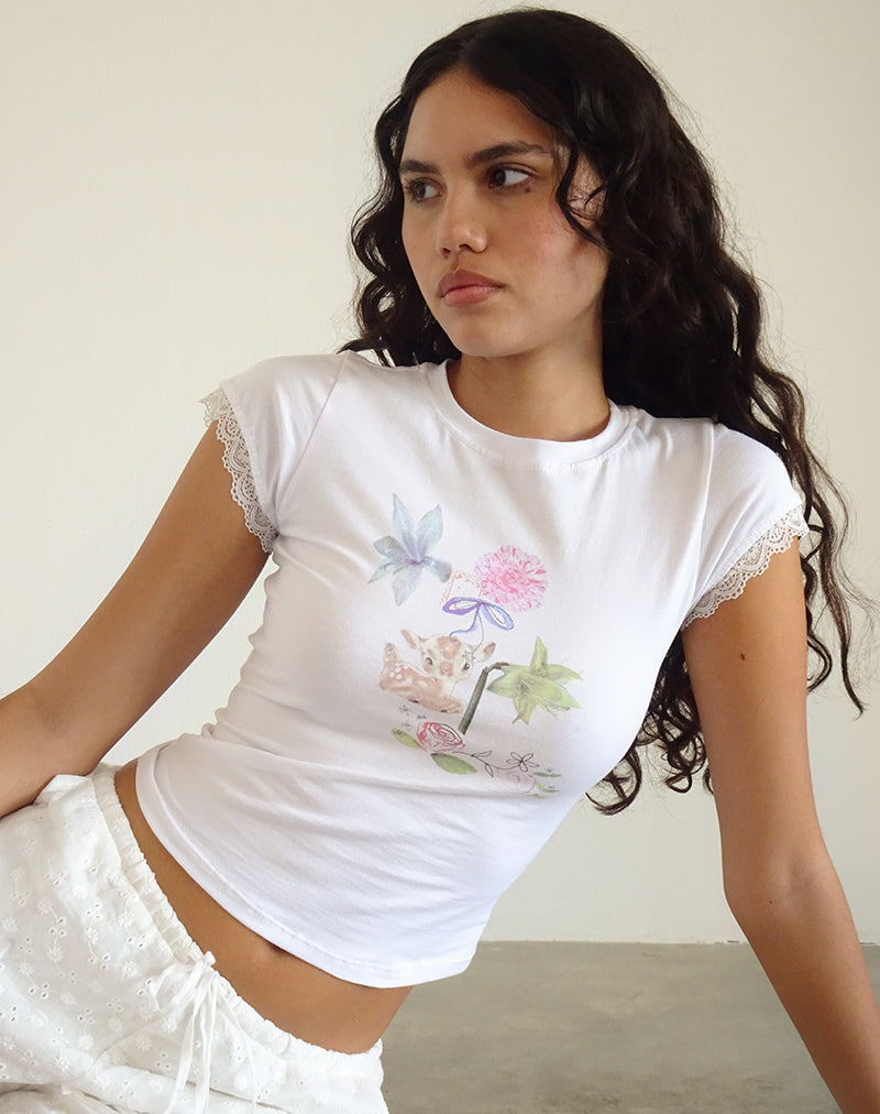 Immagine di Izzy Top in bianco con mazzo di fiori