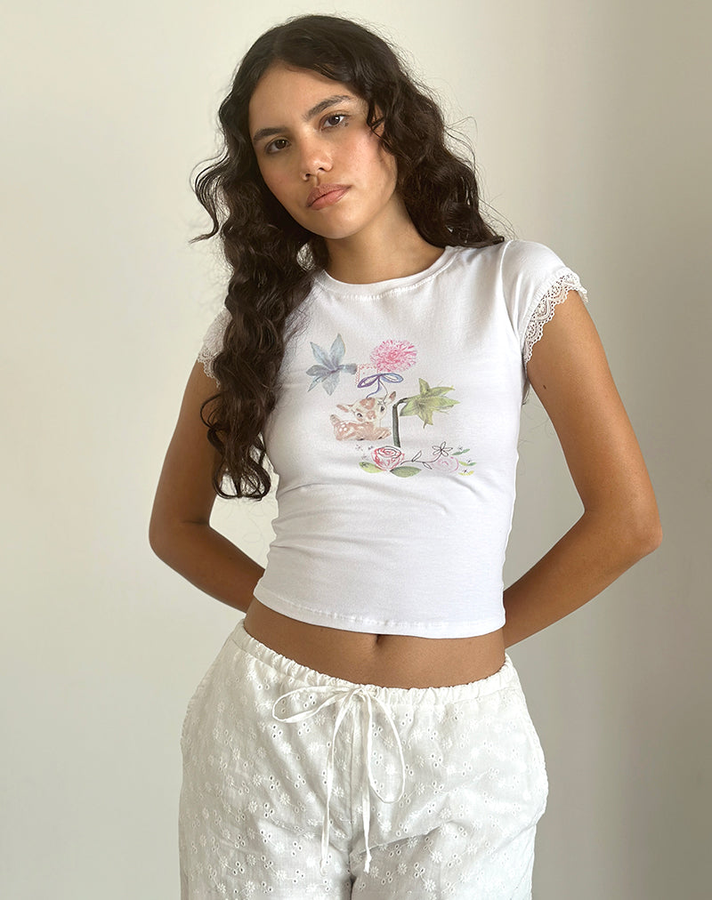Immagine di Izzy Top in bianco con mazzo di fiori