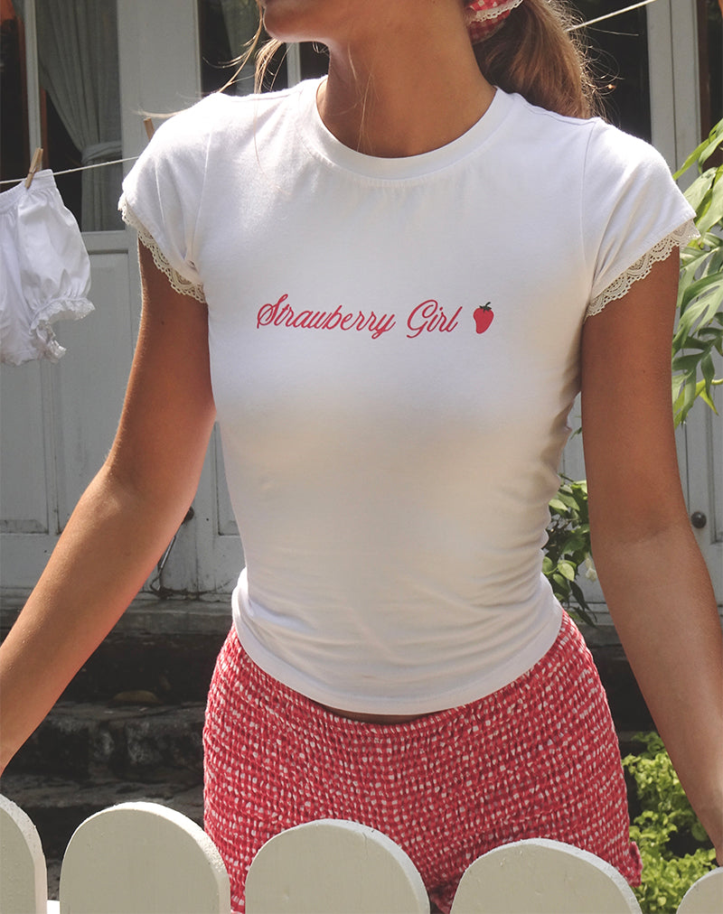 Top Izzy in bianco con scritta Strawberry Girl