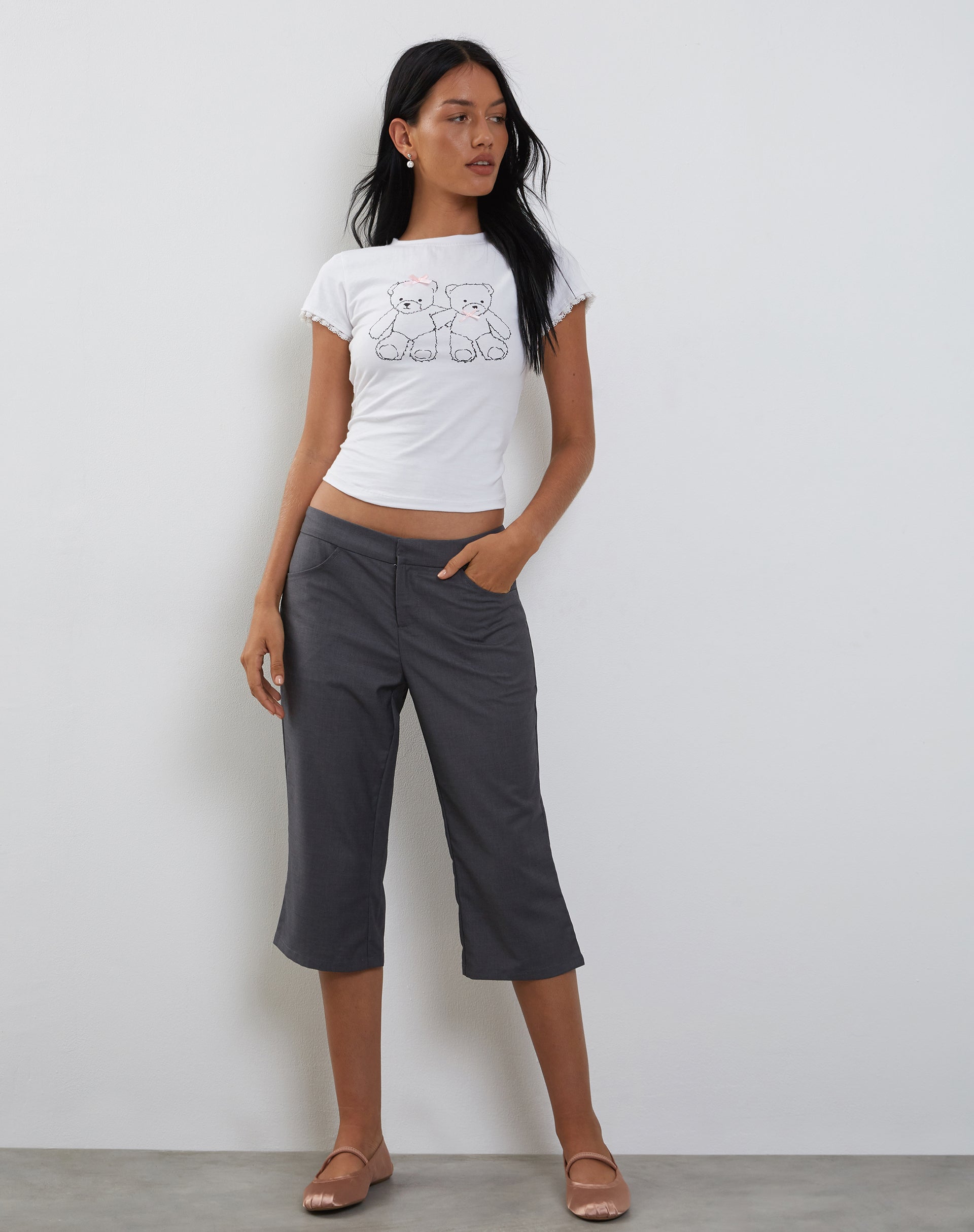 Immagine della t-shirt Izzy in pizzo bianco con motivo orsetto