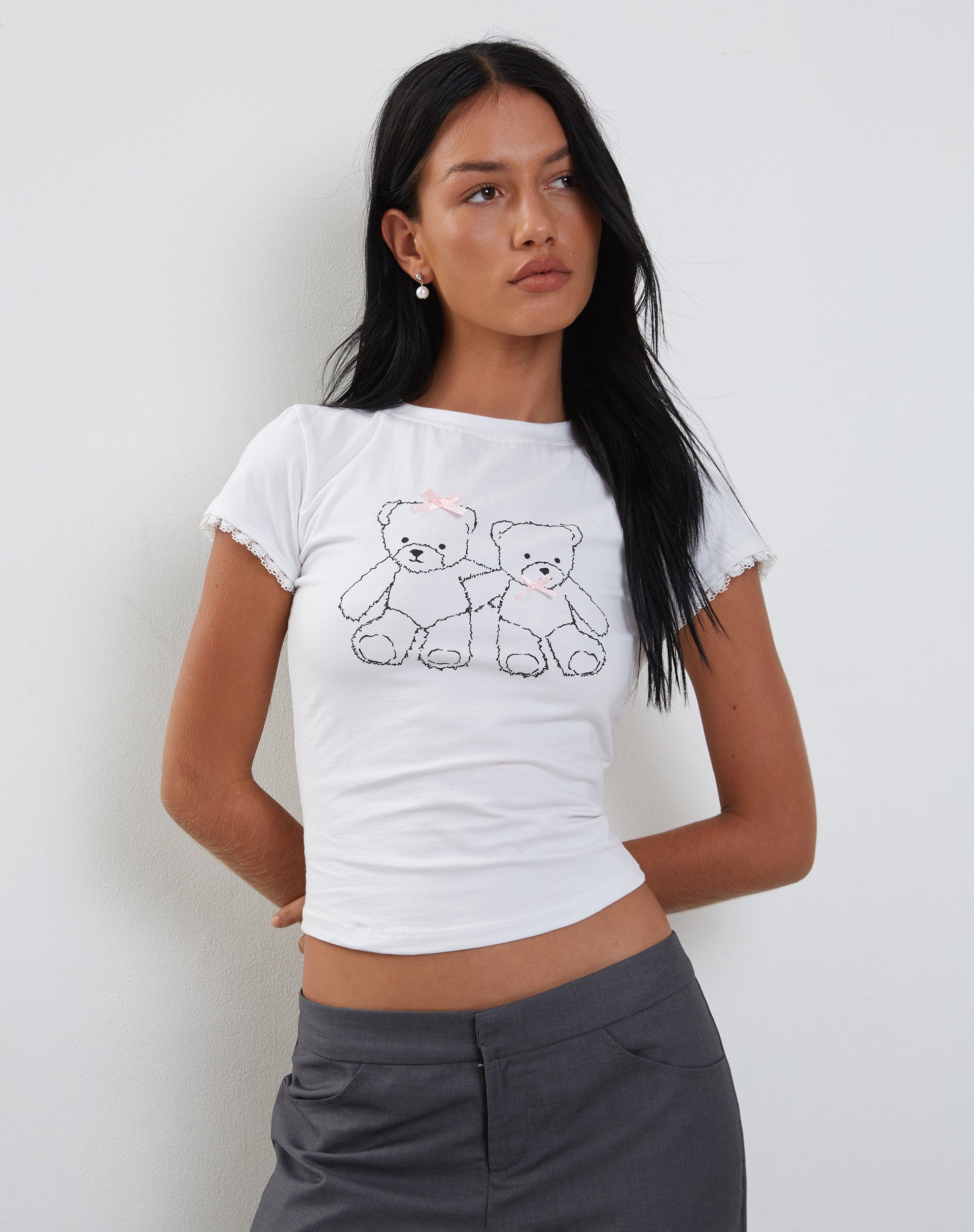 Immagine della t-shirt Izzy in pizzo bianco con motivo orsetto