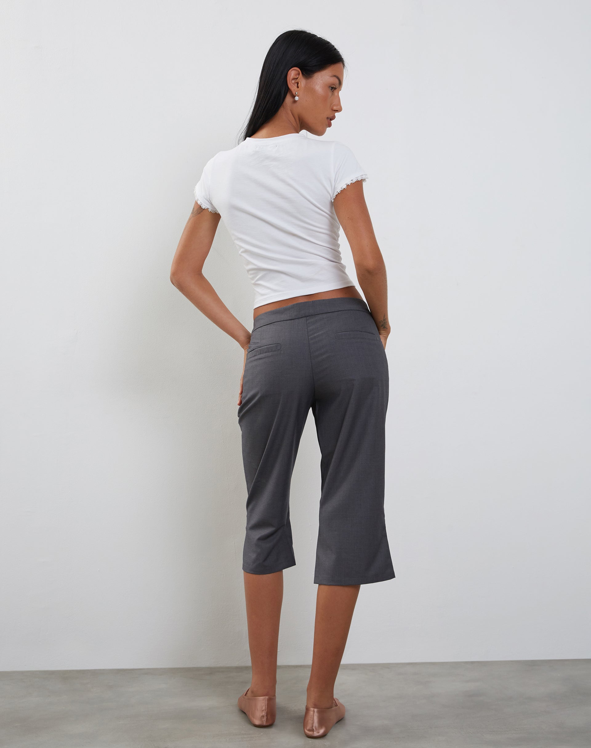 Immagine della t-shirt Izzy in pizzo bianco con motivo orsetto